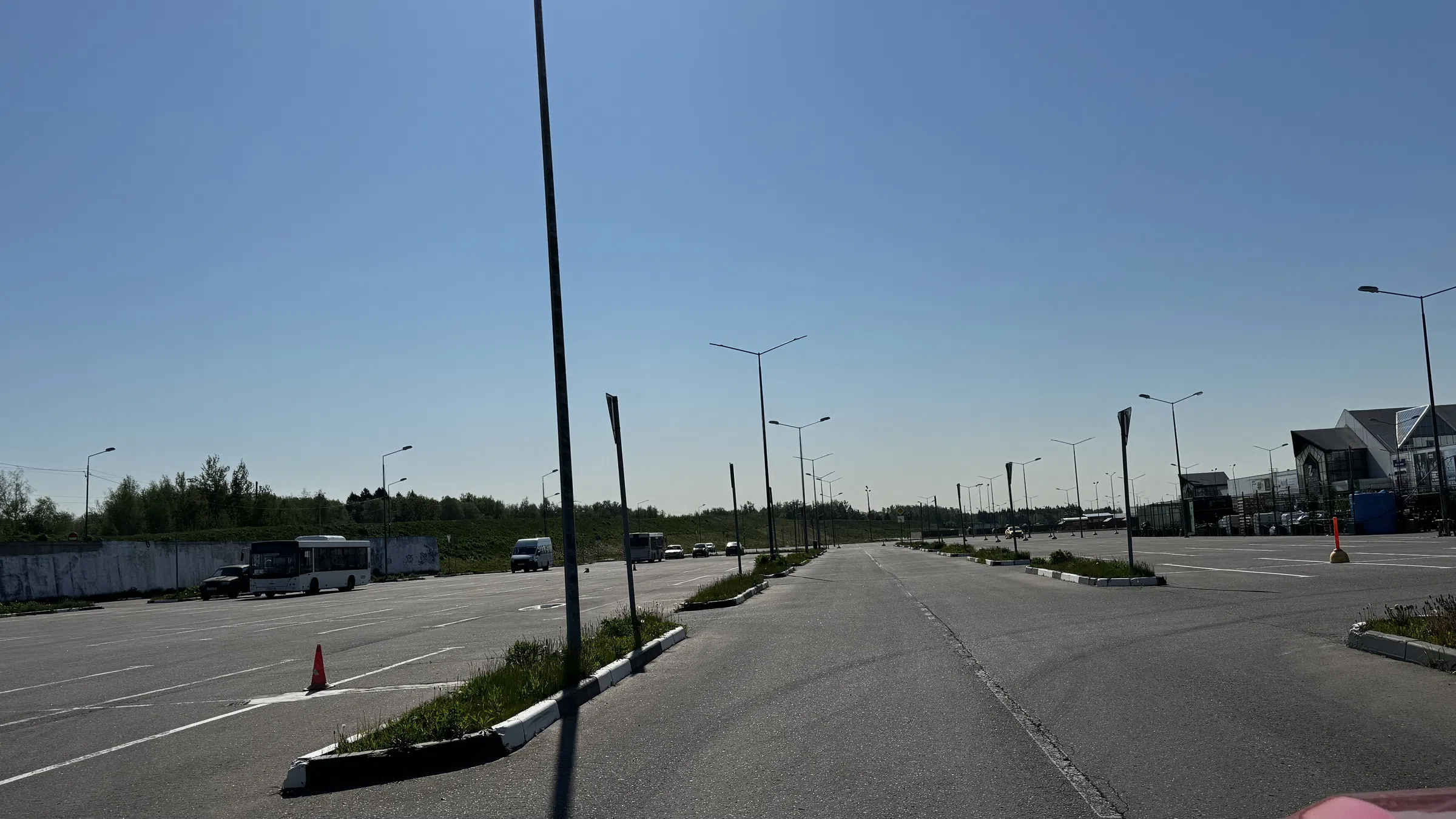 Большая парковка за городом, фото 3