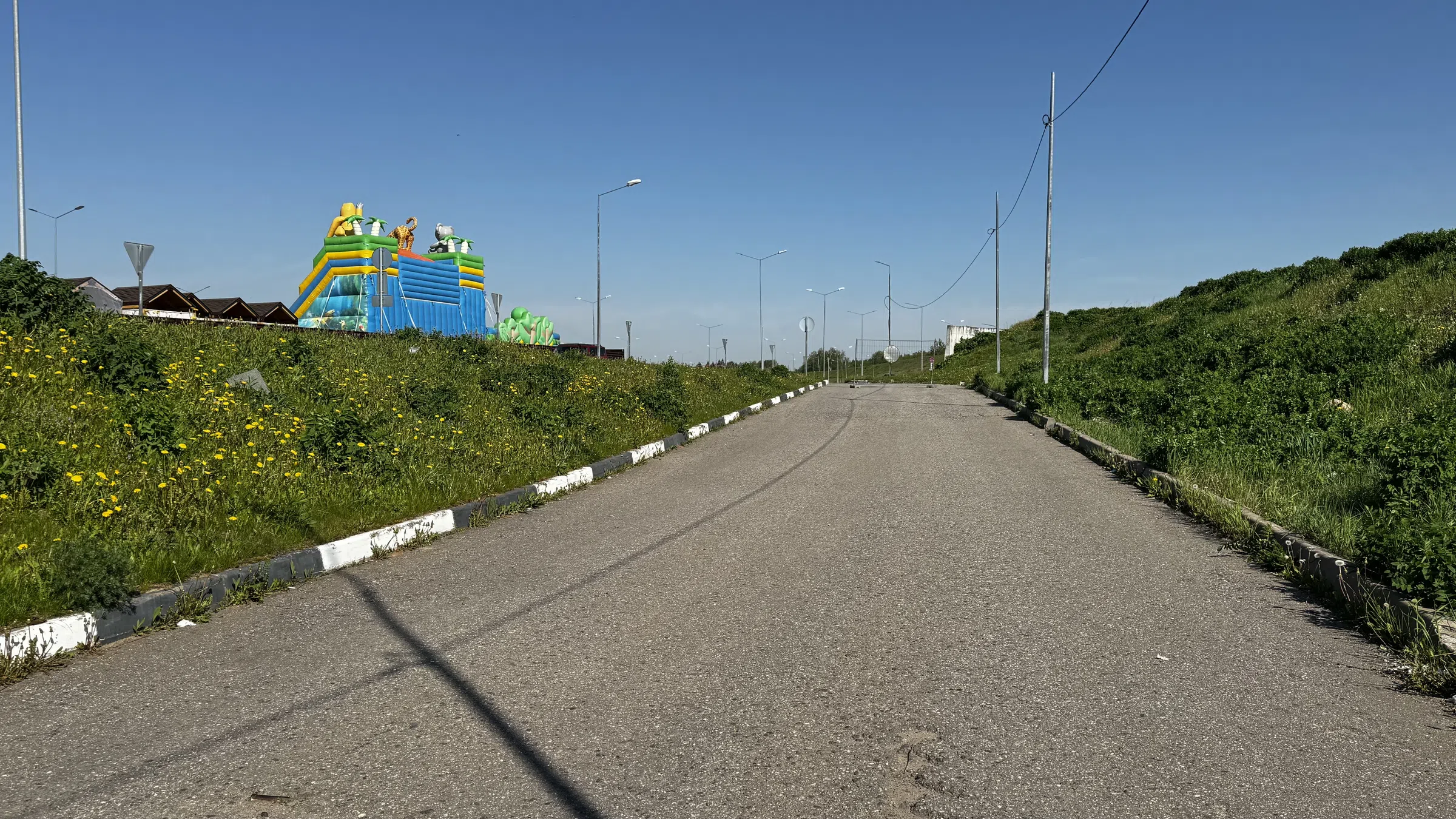 Большая парковка за городом, фото 12