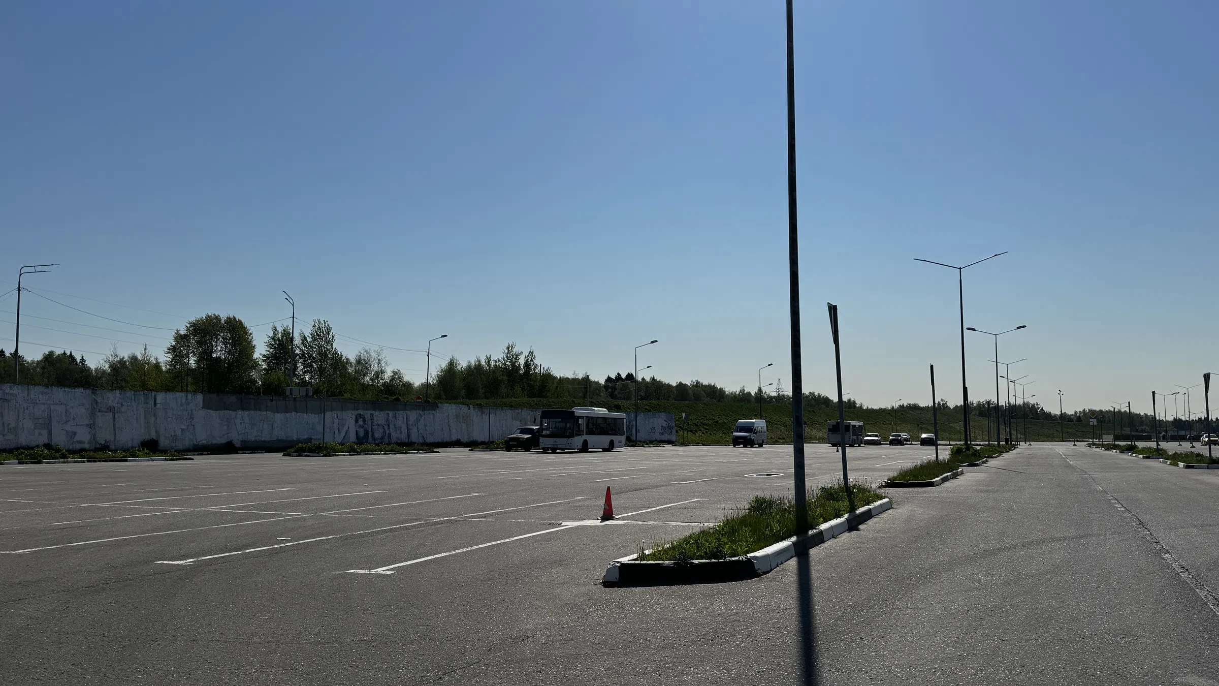 Большая парковка за городом, фото 2