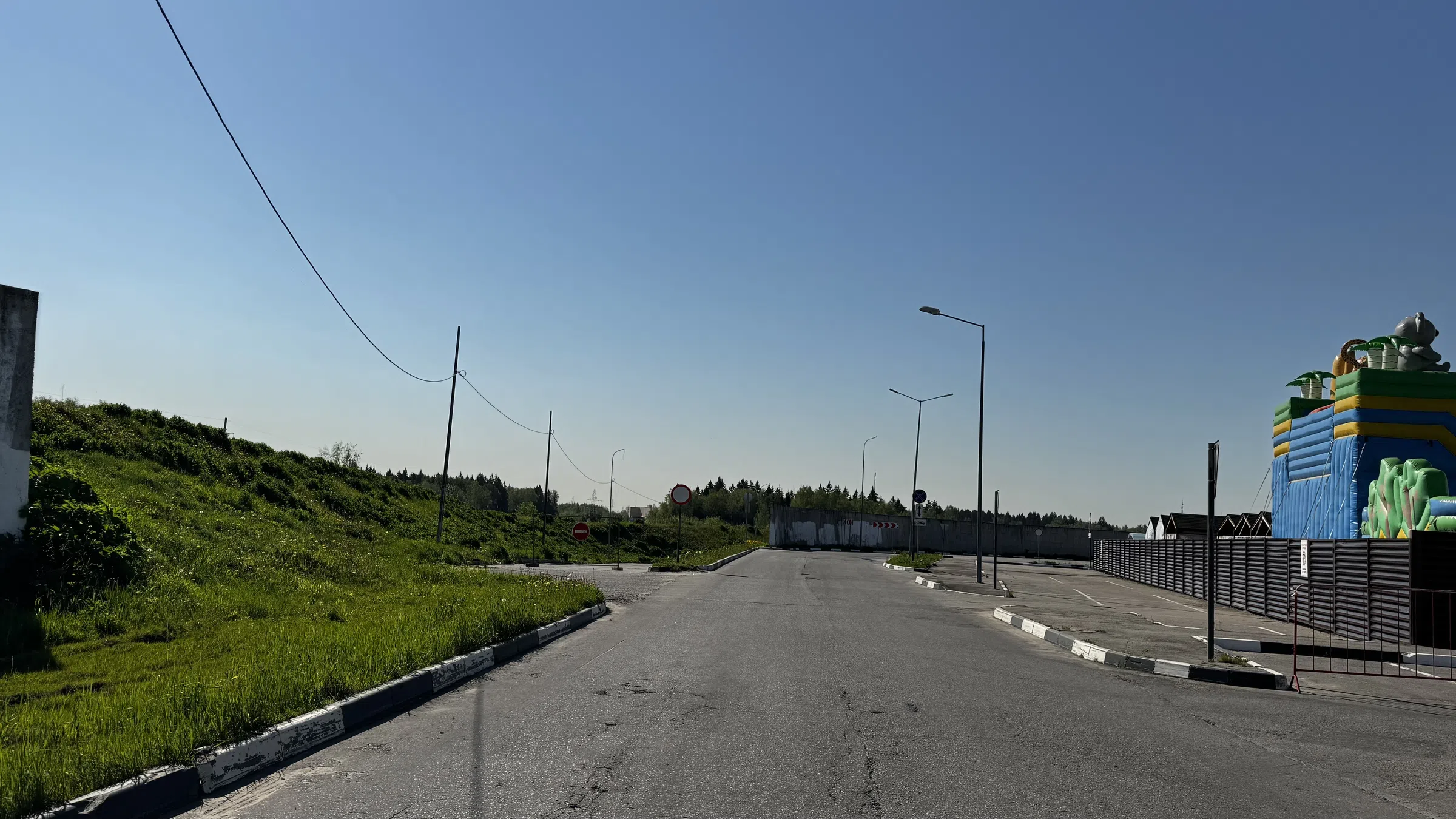 Большая парковка за городом, фото 8