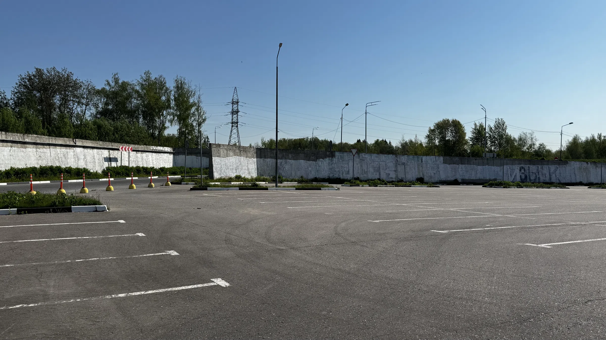 Большая парковка за городом, фото 1