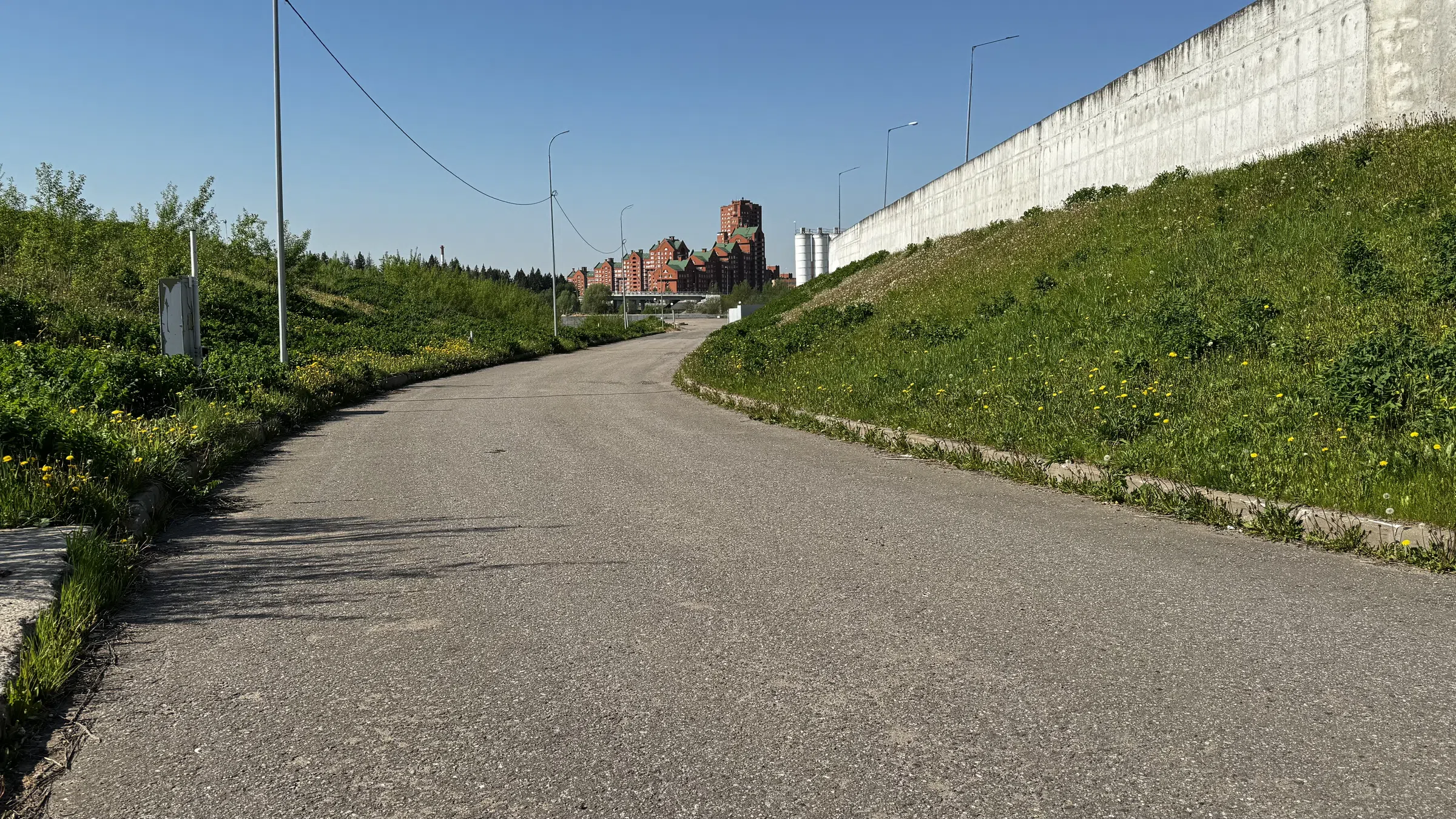 Большая парковка за городом, фото 14