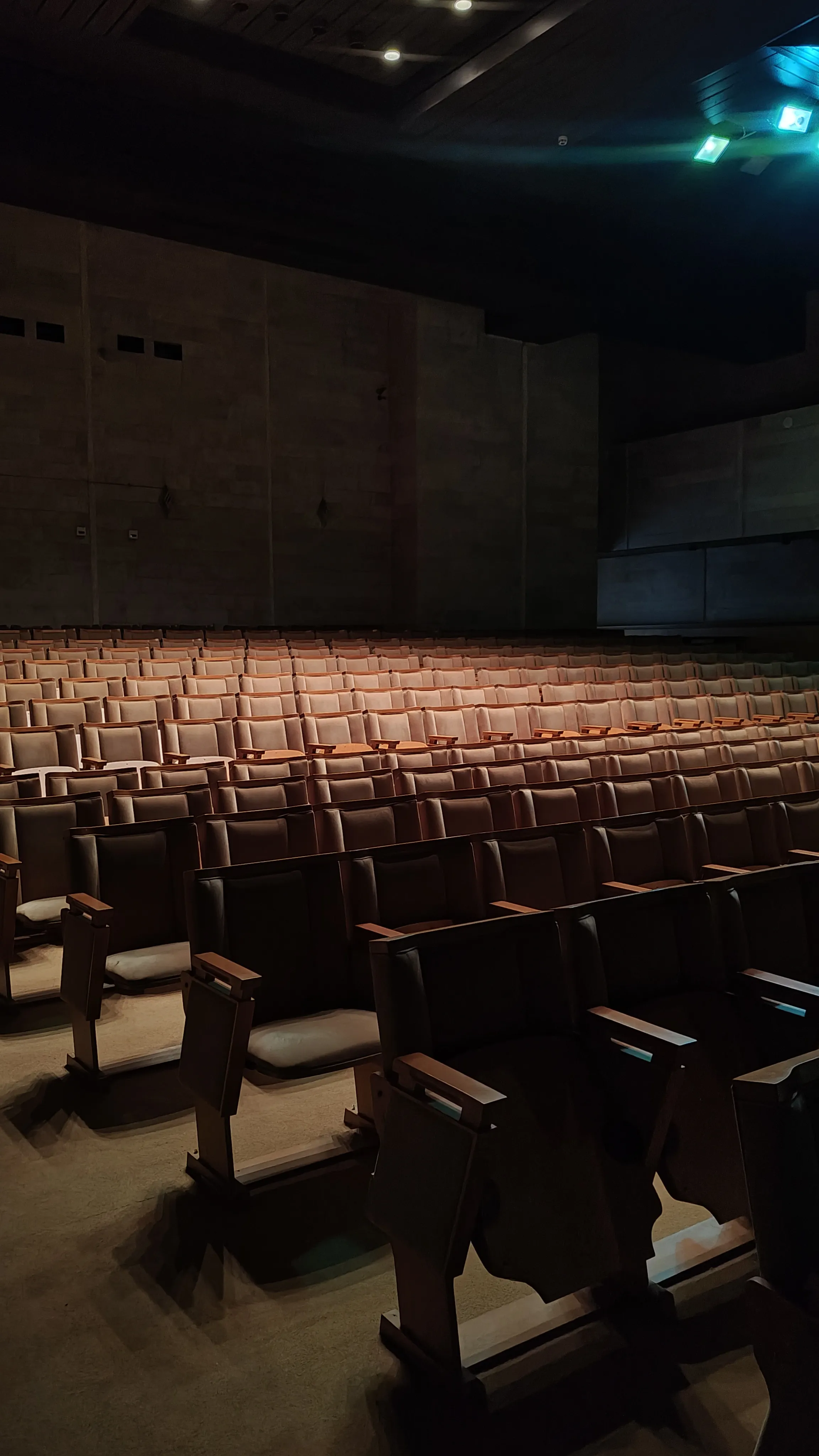 Бетонный зал с лестницами, фото 3