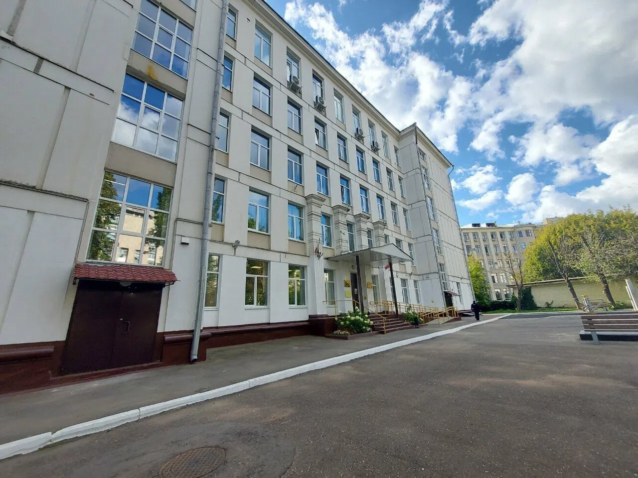 Школа с синими стенами, фото 1