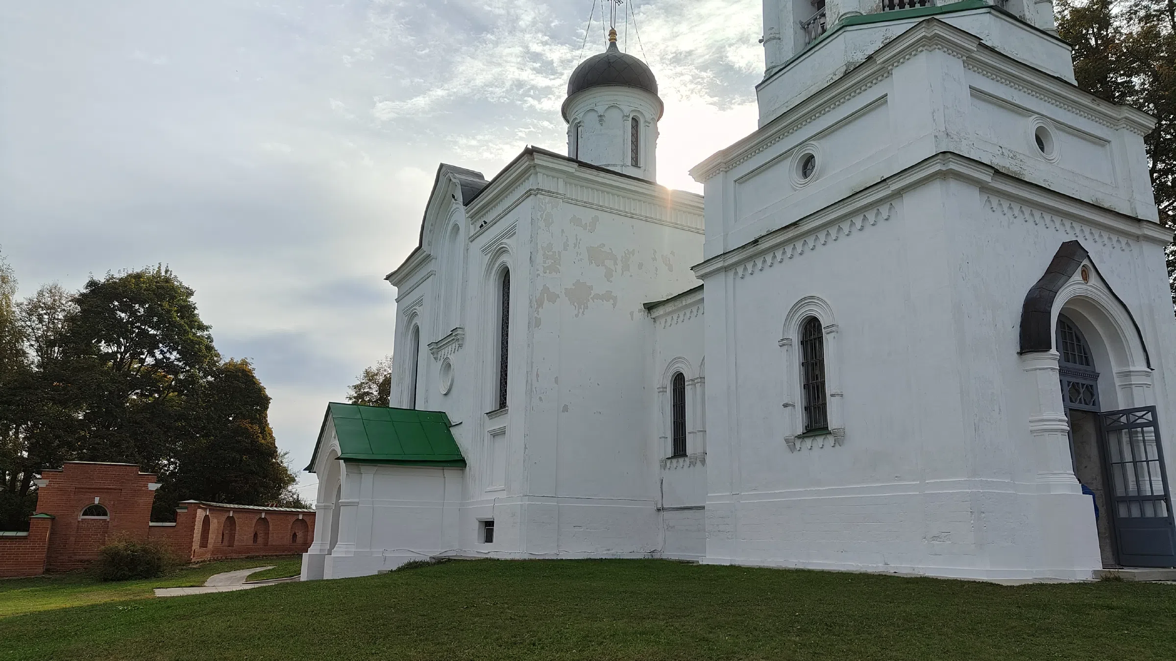 Церковь в кирпичном обводе, фото 9