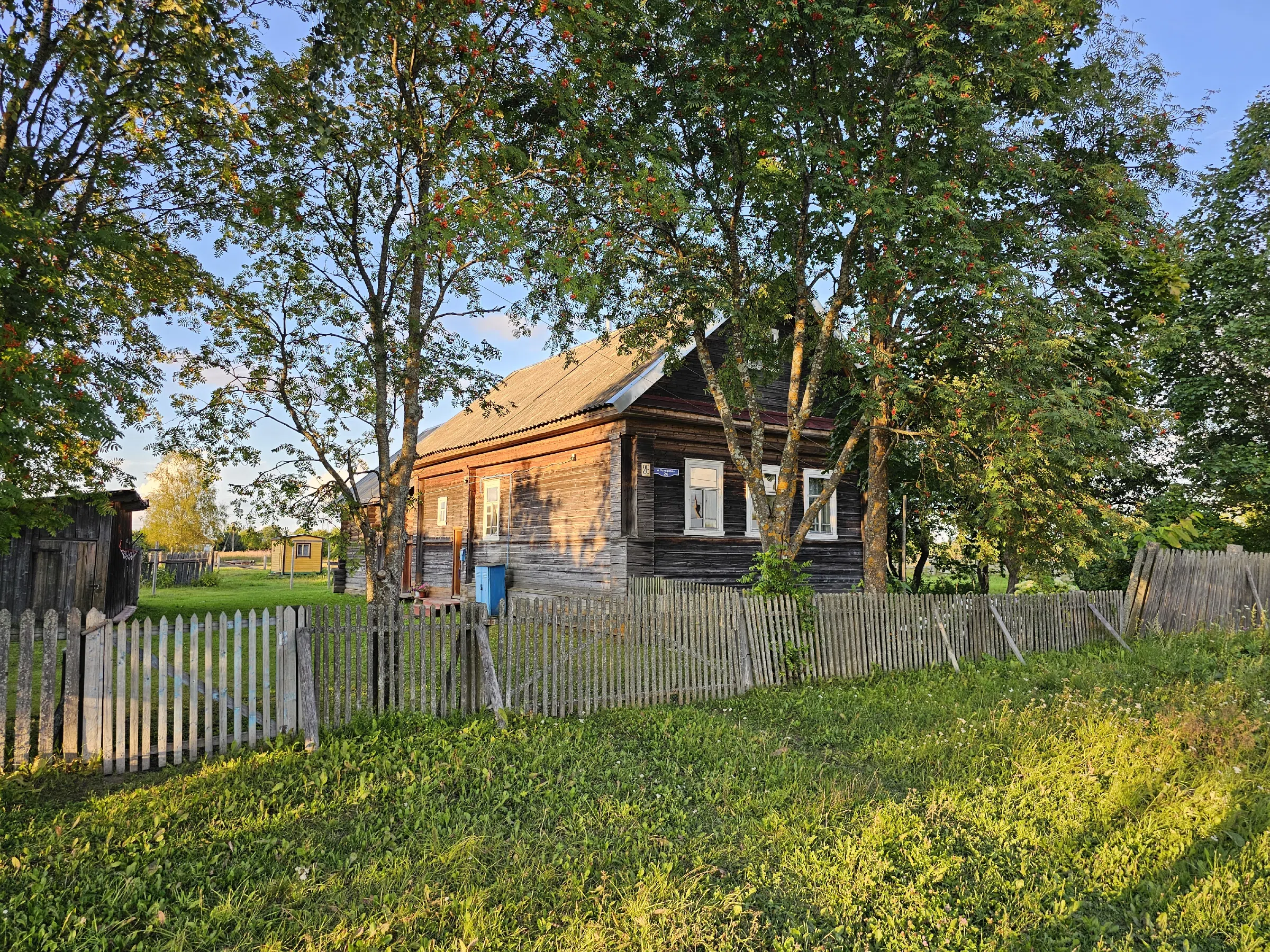 Деревенская изба у реки, фото 1