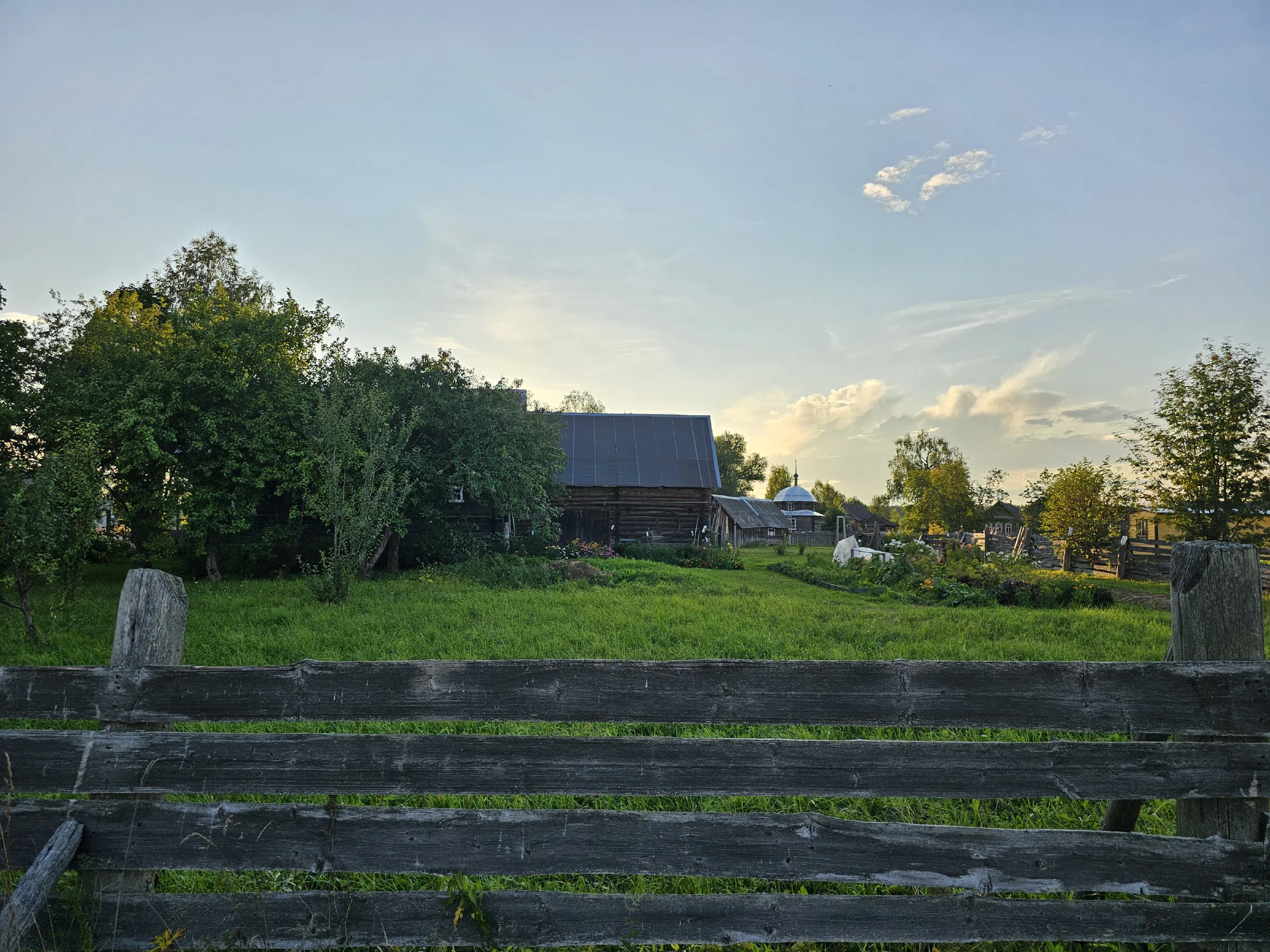 Деревенская изба у реки, фото 2