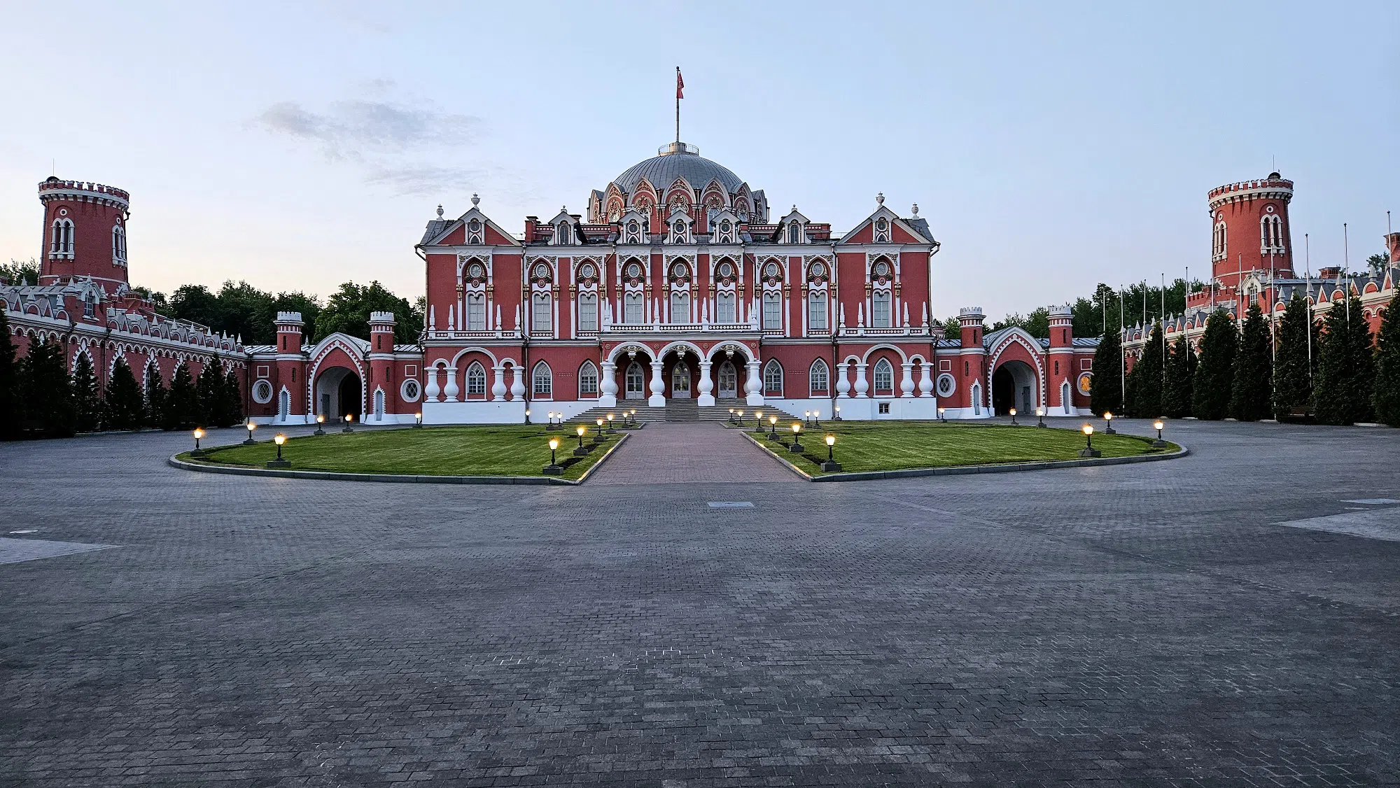 Красная усадьба с куполом, фото 1