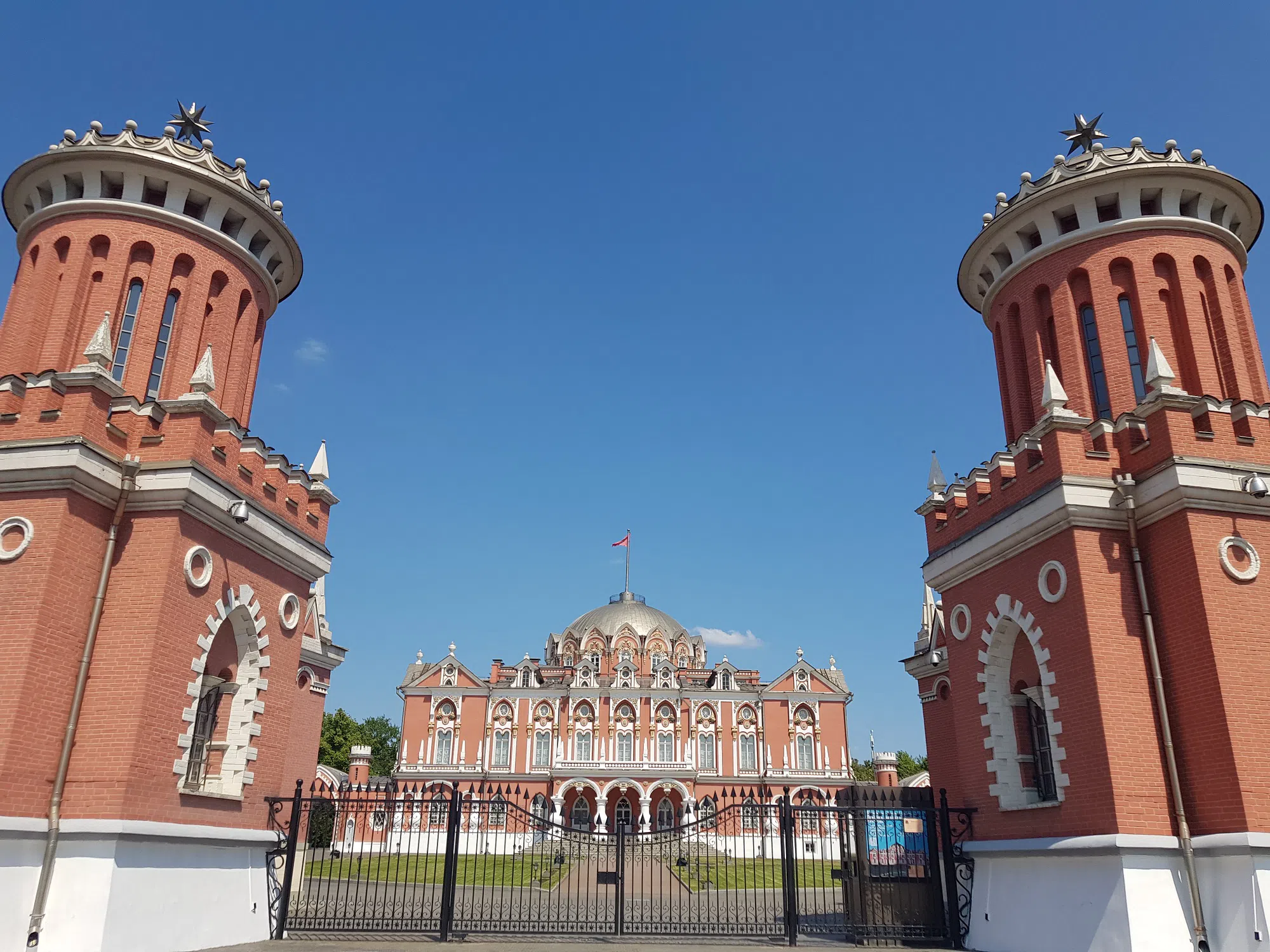 Красная усадьба с куполом, фото 2