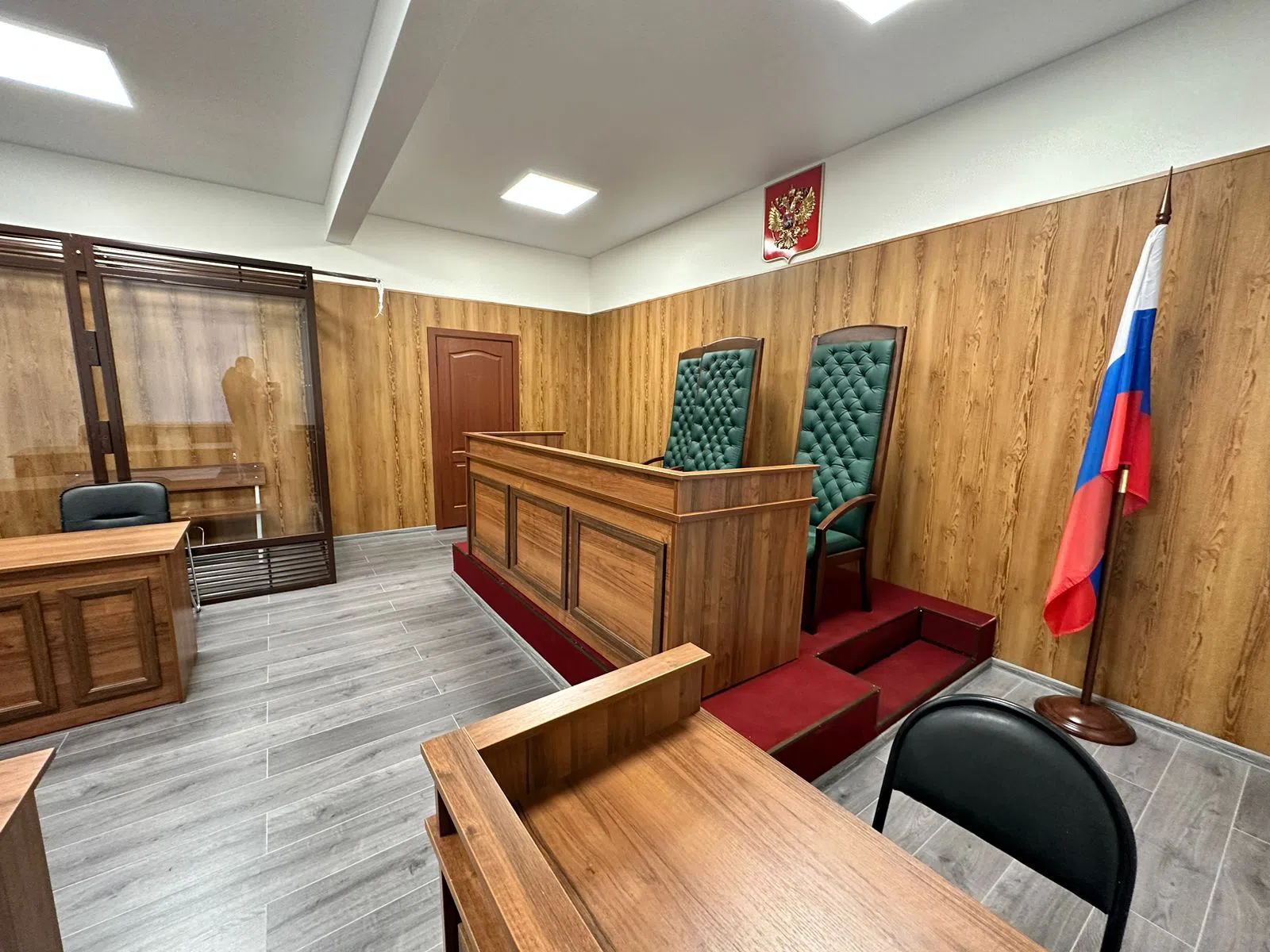 Банк с деревянным судейством, фото 1