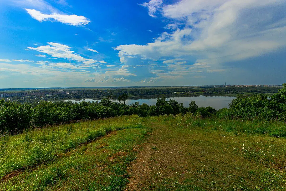 Панорама озера с пляжем, фото 2