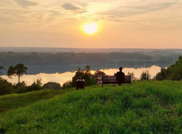 Панорама озера с пляжем, фото 1