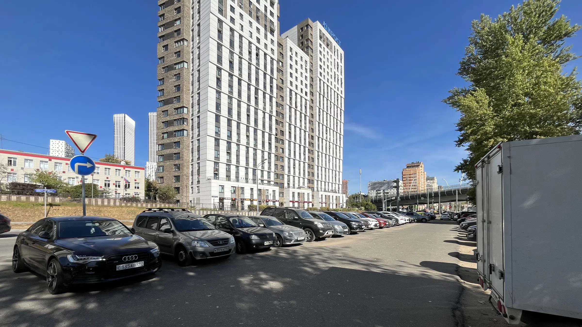 Парковка под эстакадой небоскребов, фото 2