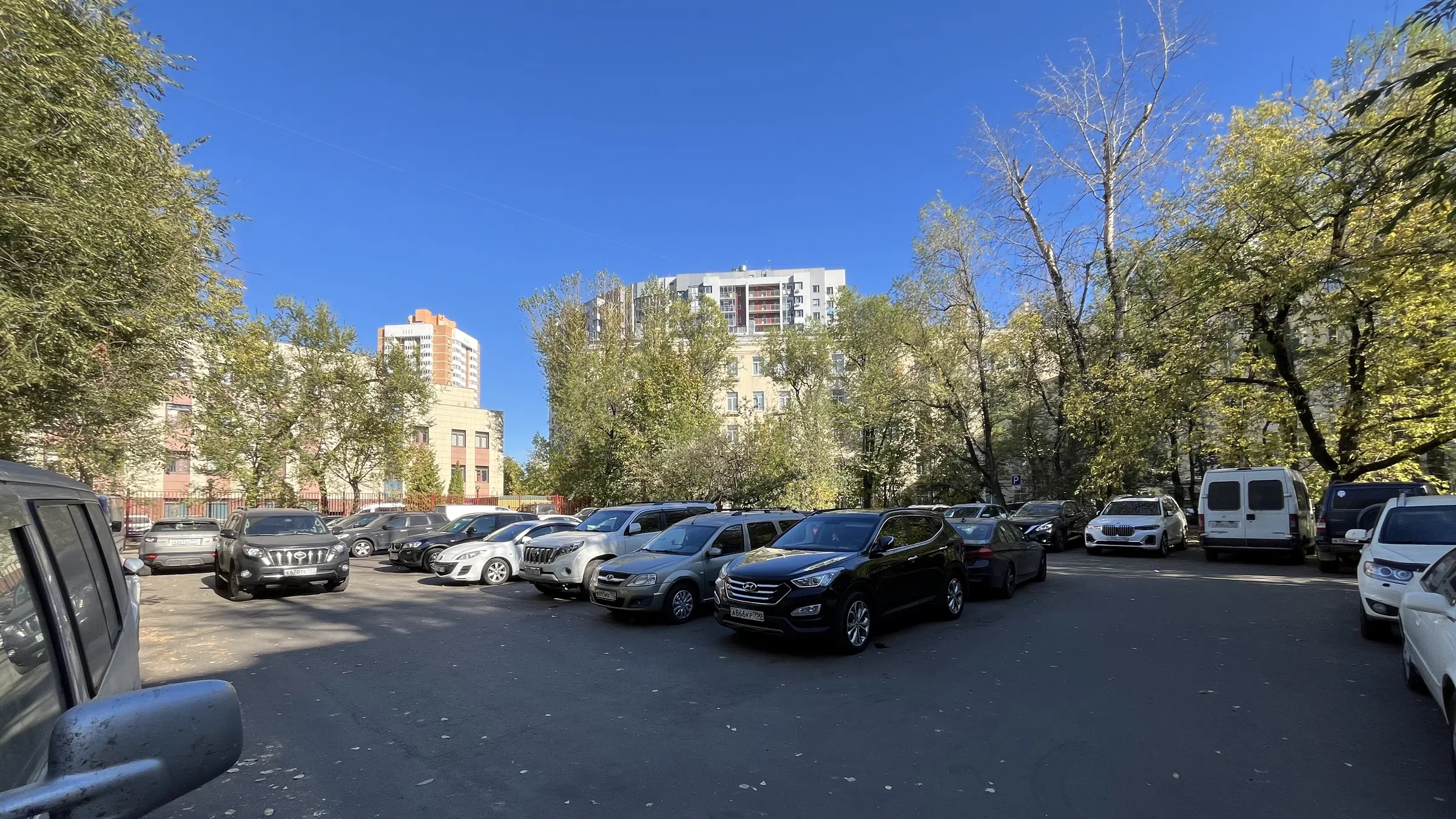 Парковка с видом на стройку, фото 3