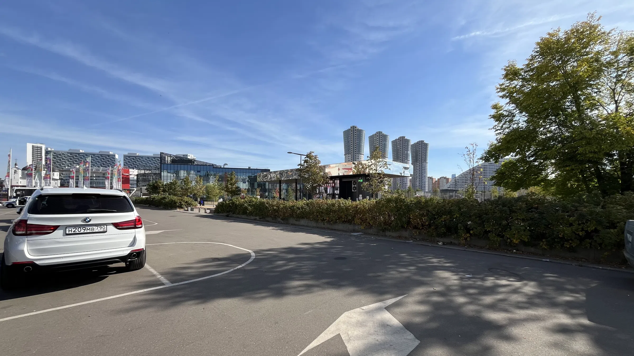 Парковка с городским видом, фото 3