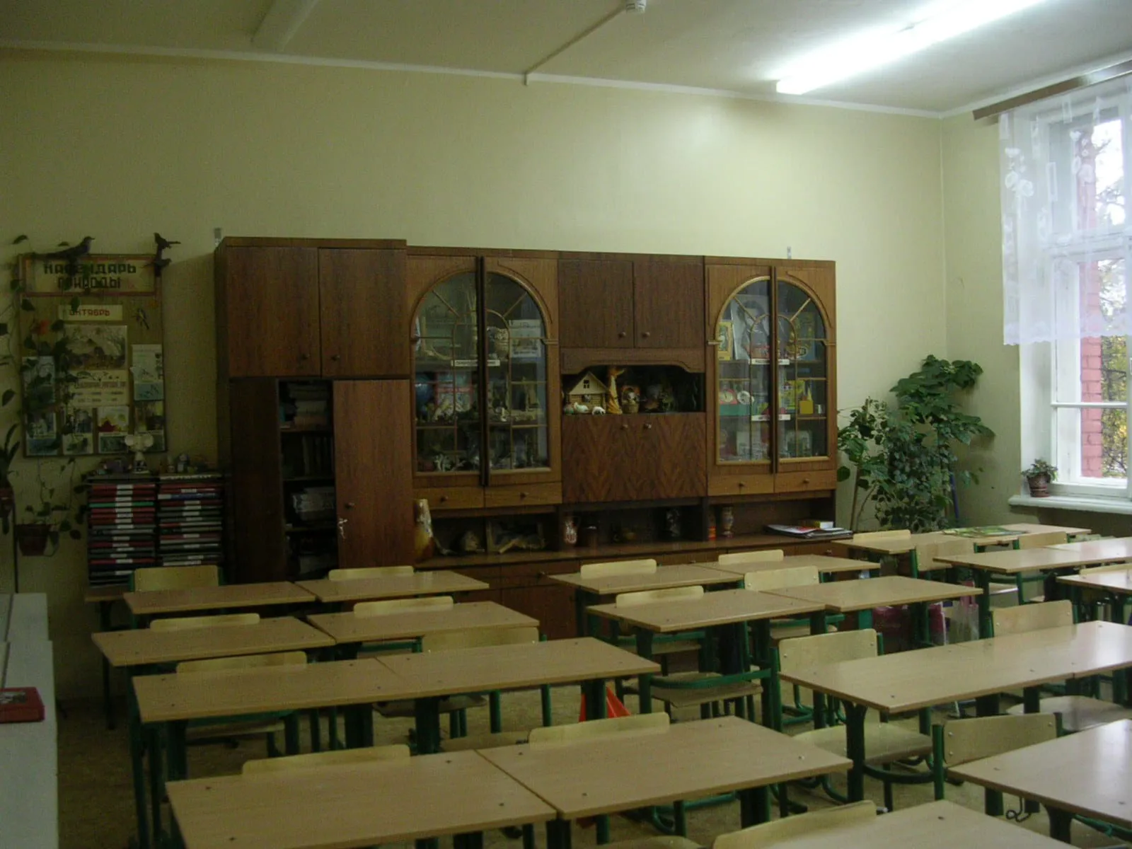 Классная комната с партами, фото 23
