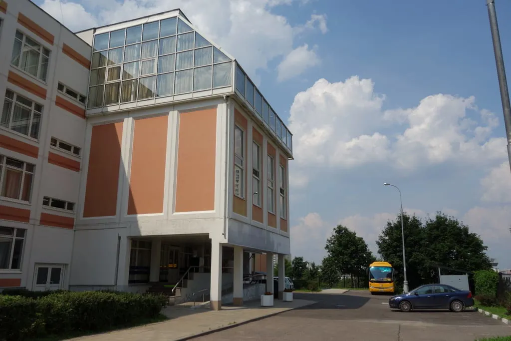 Школа с оранжерей, фото 1