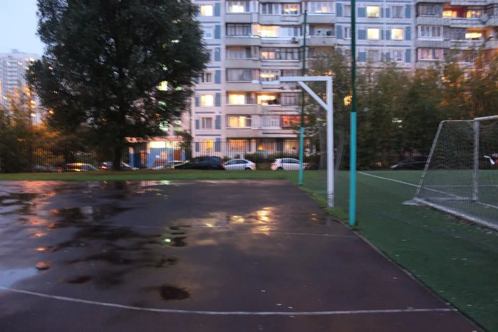 Школьный стадион у домов, фото 1