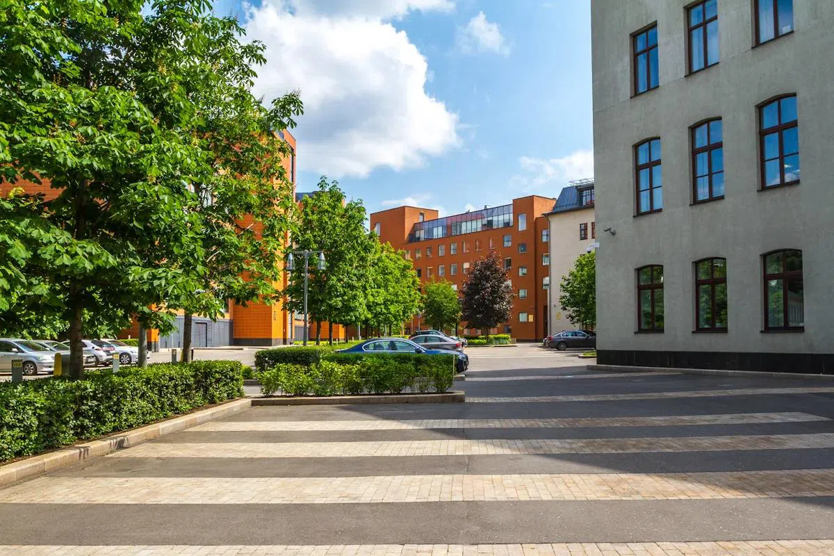 Парковка у бизнес-центра, фото 1