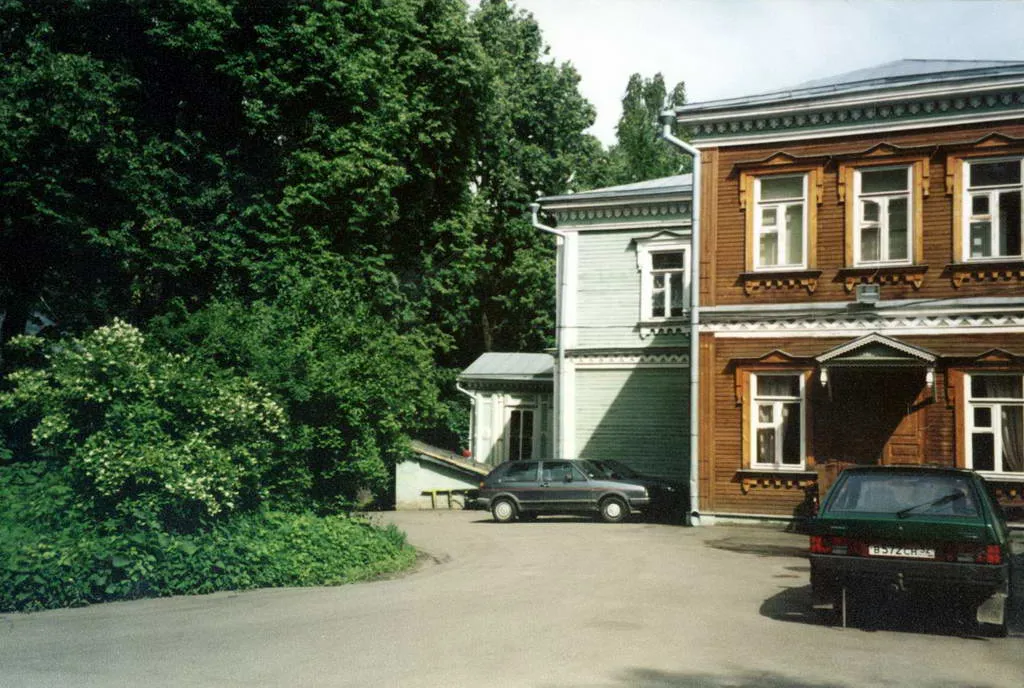 Старинная школа в лесу, фото 1
