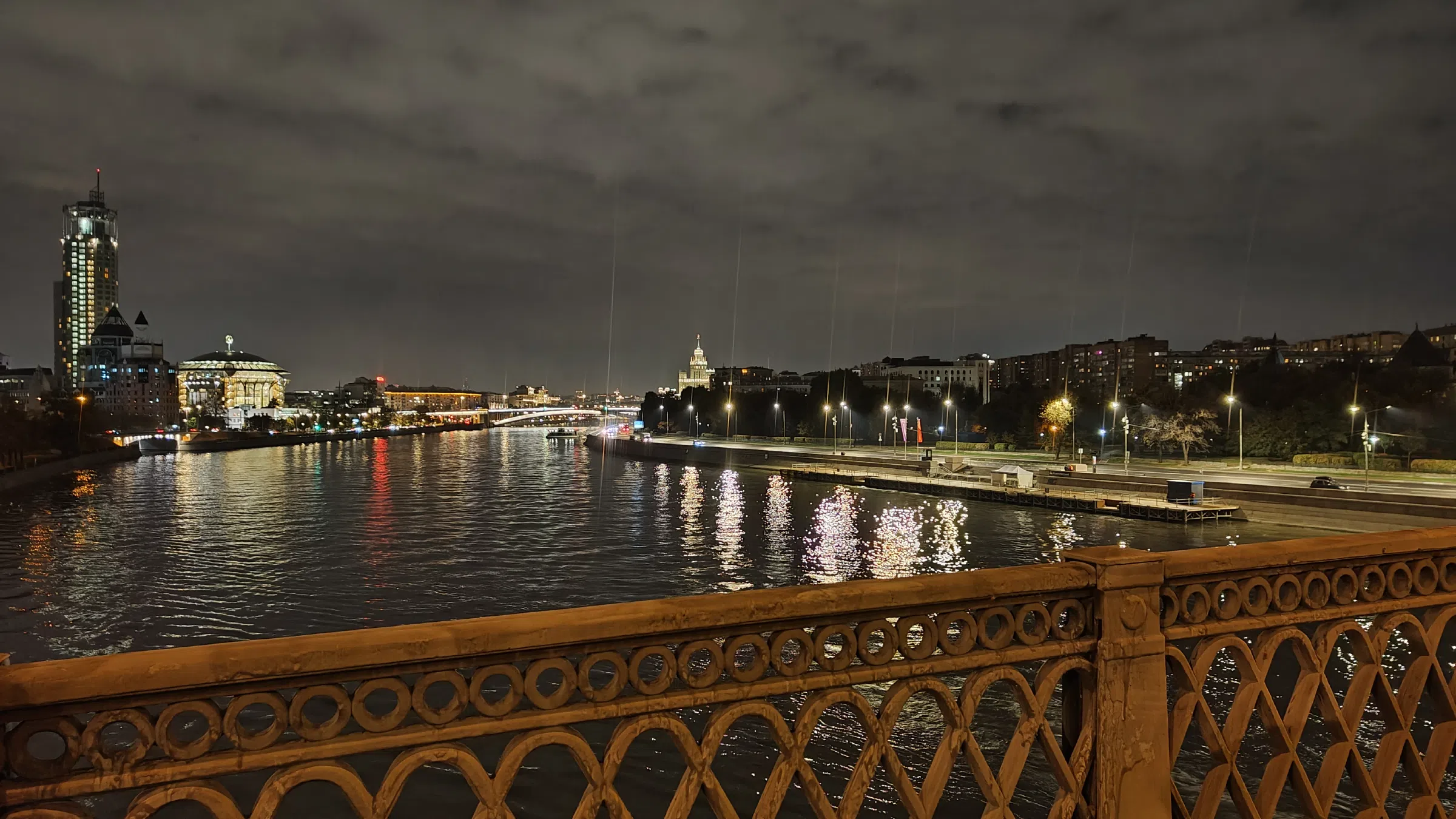 Набережная с панорамой города, фото 7