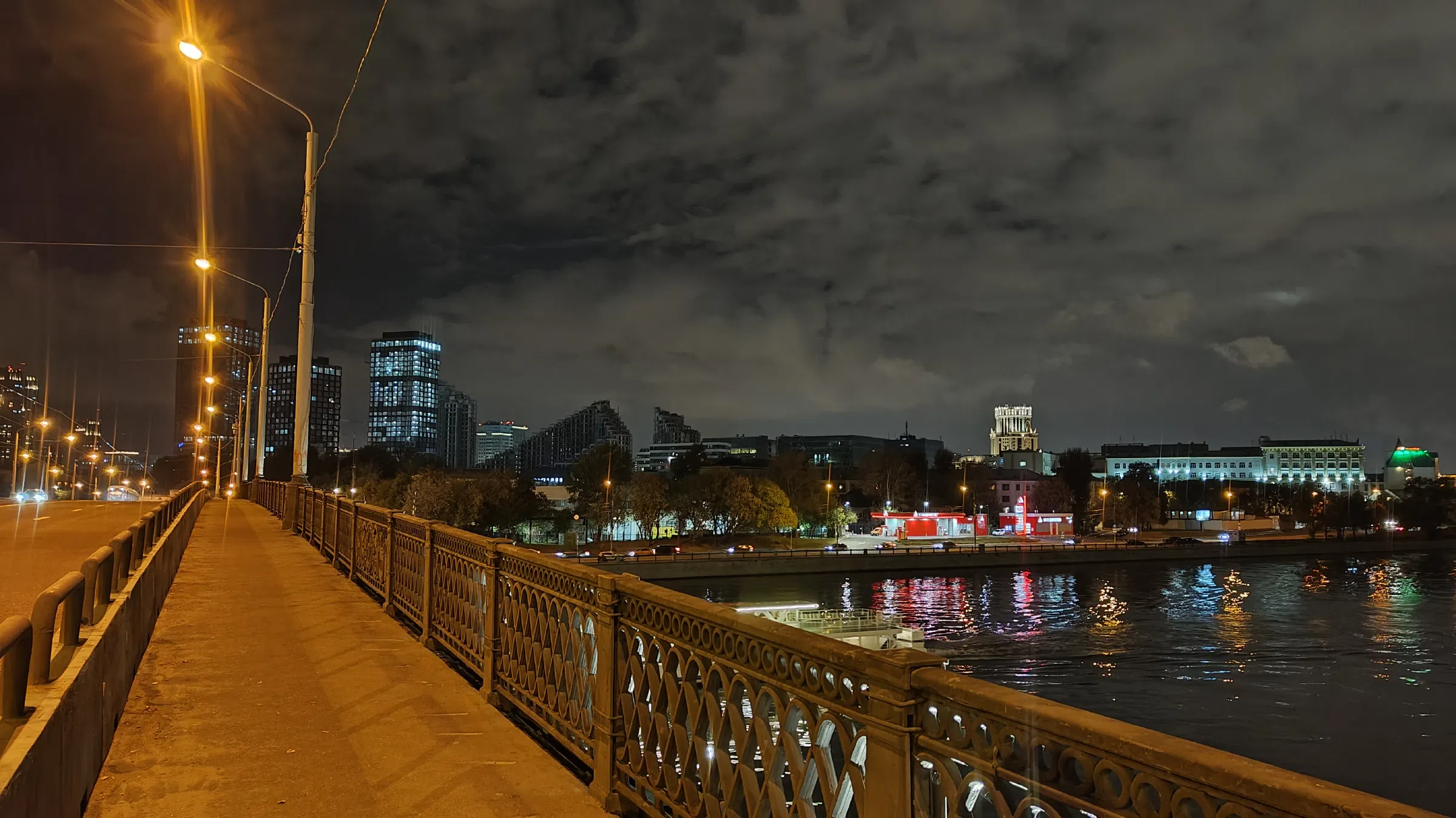 Набережная с панорамой города, фото 2