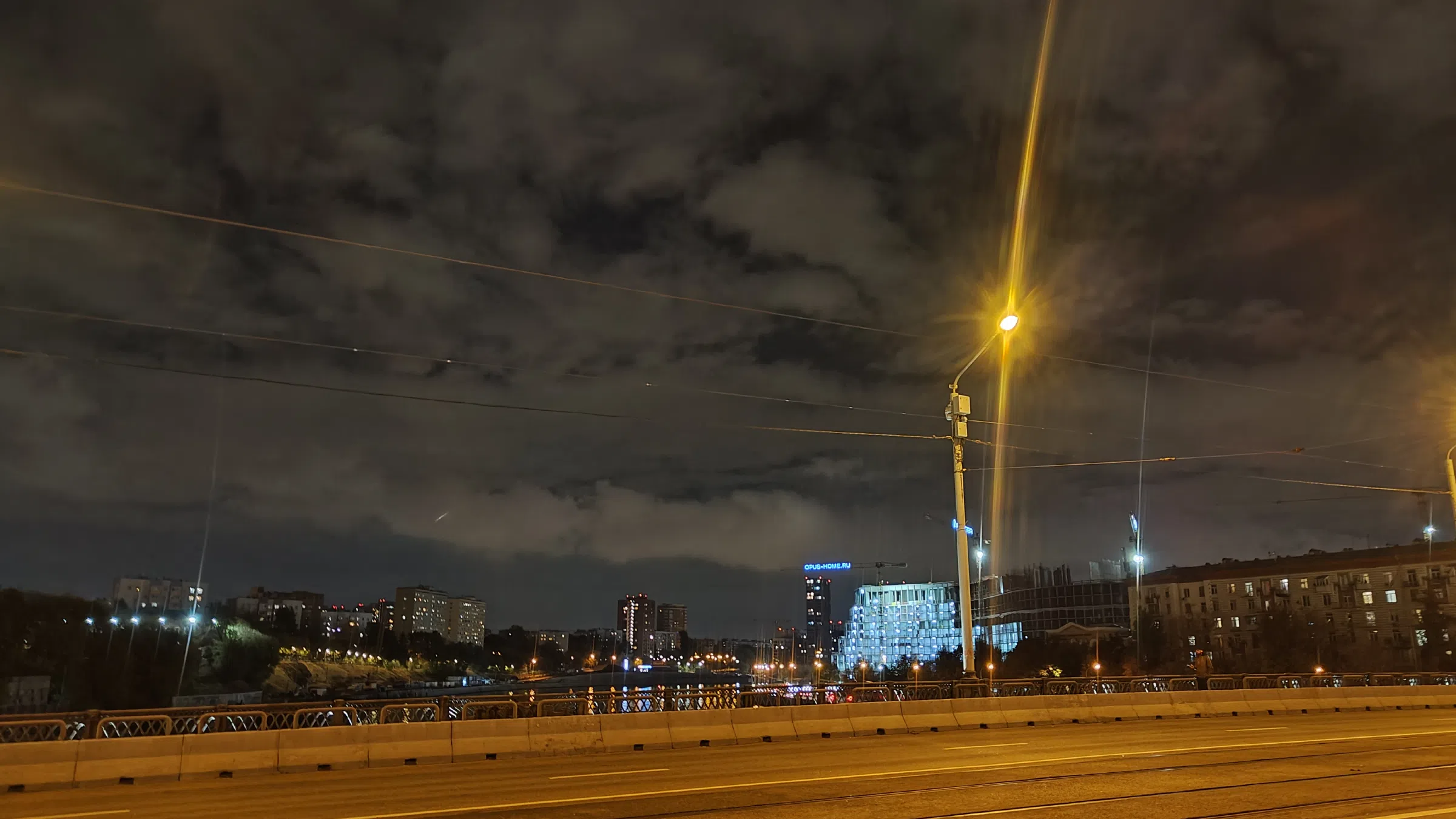 Набережная с панорамой города, фото 5