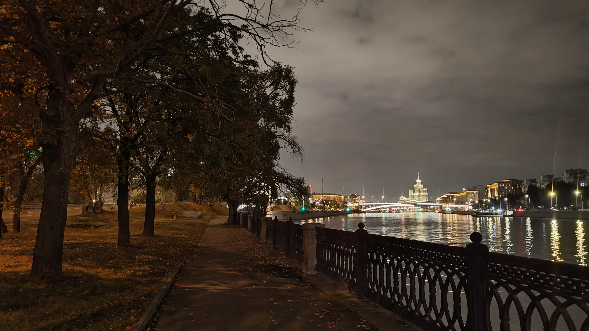 Набережная с панорамой города, фото 12