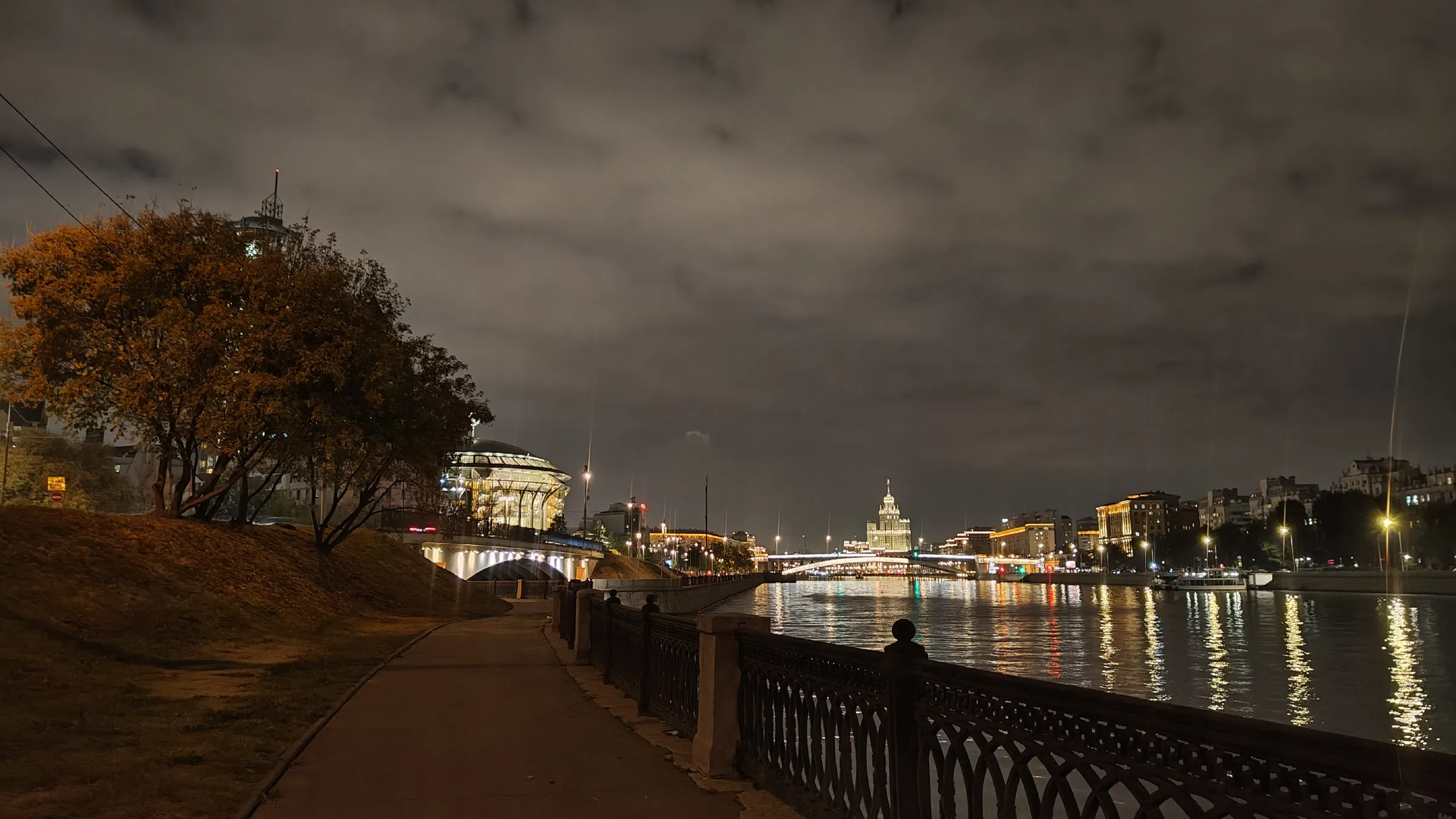 Набережная с панорамой города, фото 13