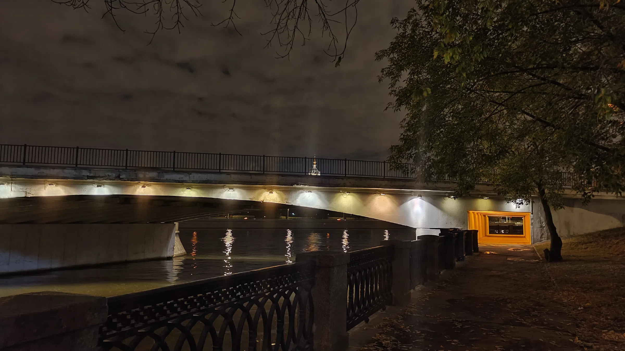Набережная с панорамой города, фото 16