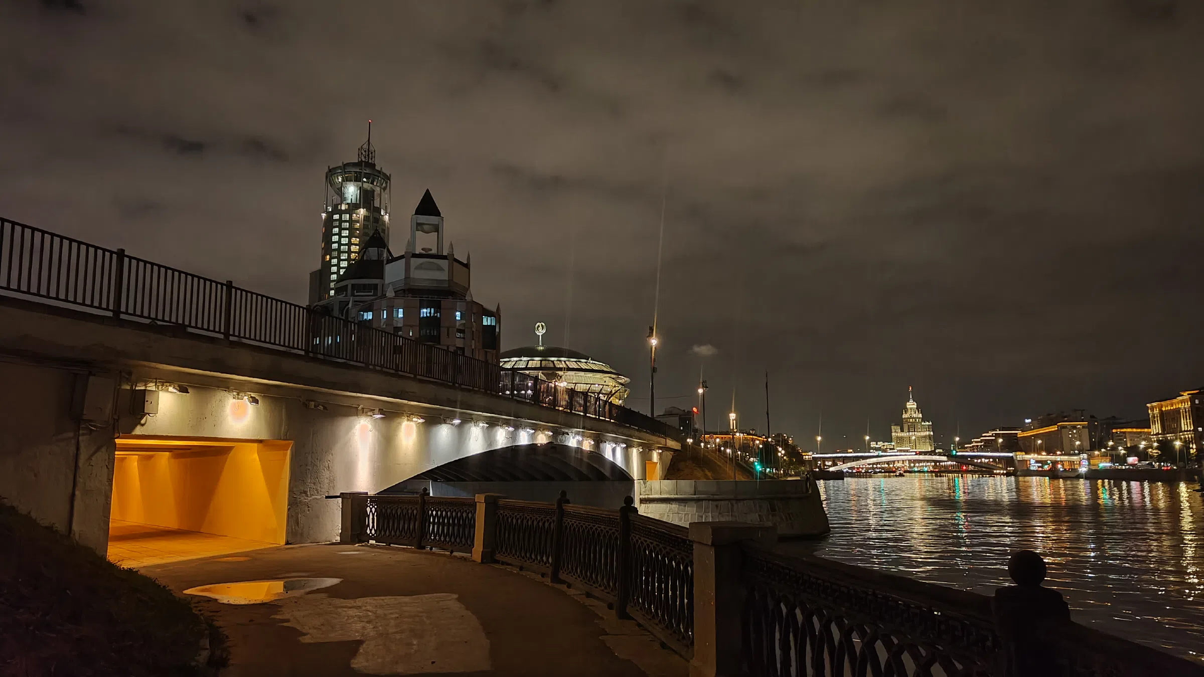 Набережная с панорамой города, фото 14