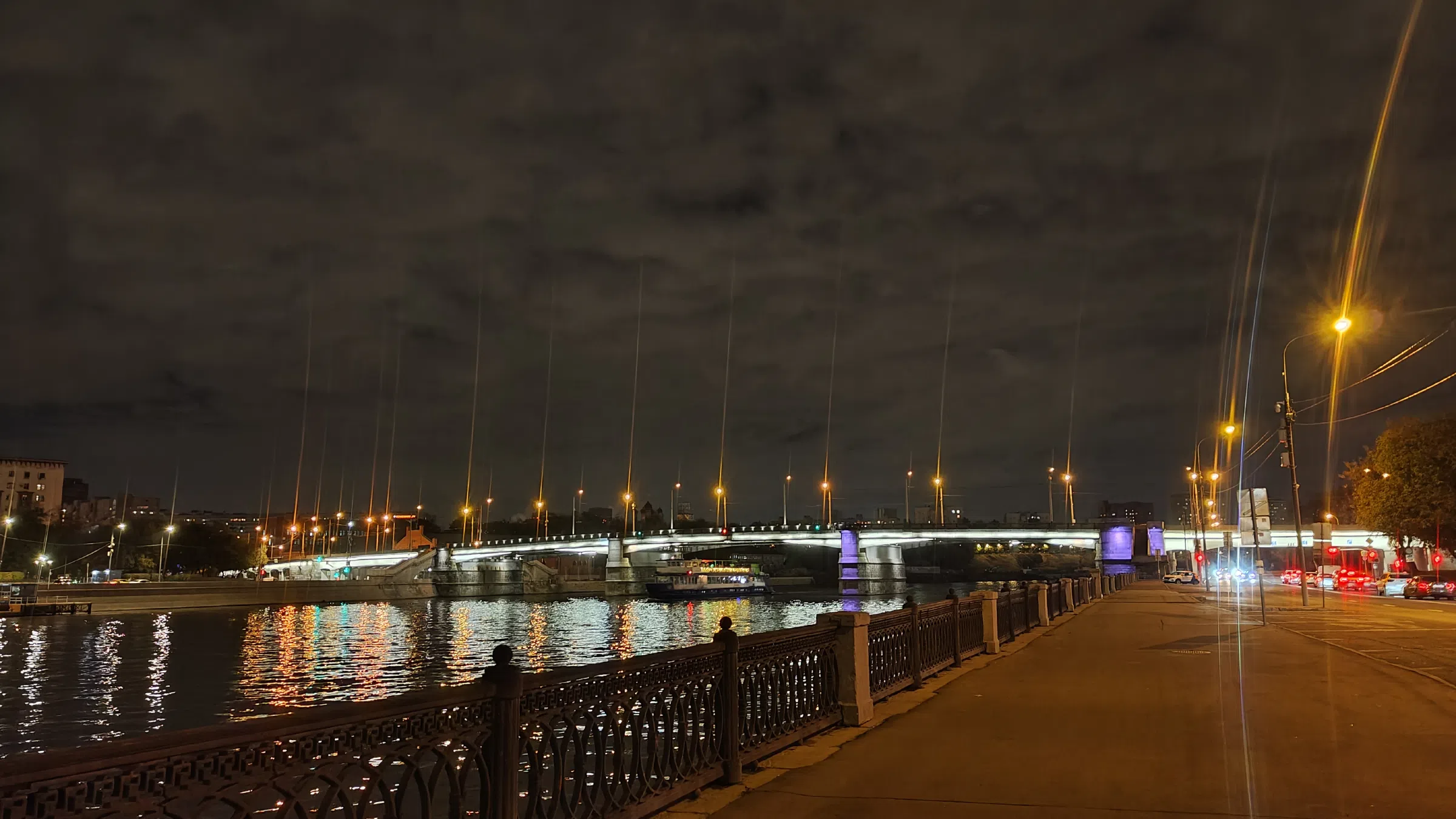 Набережная с панорамой города, фото 11