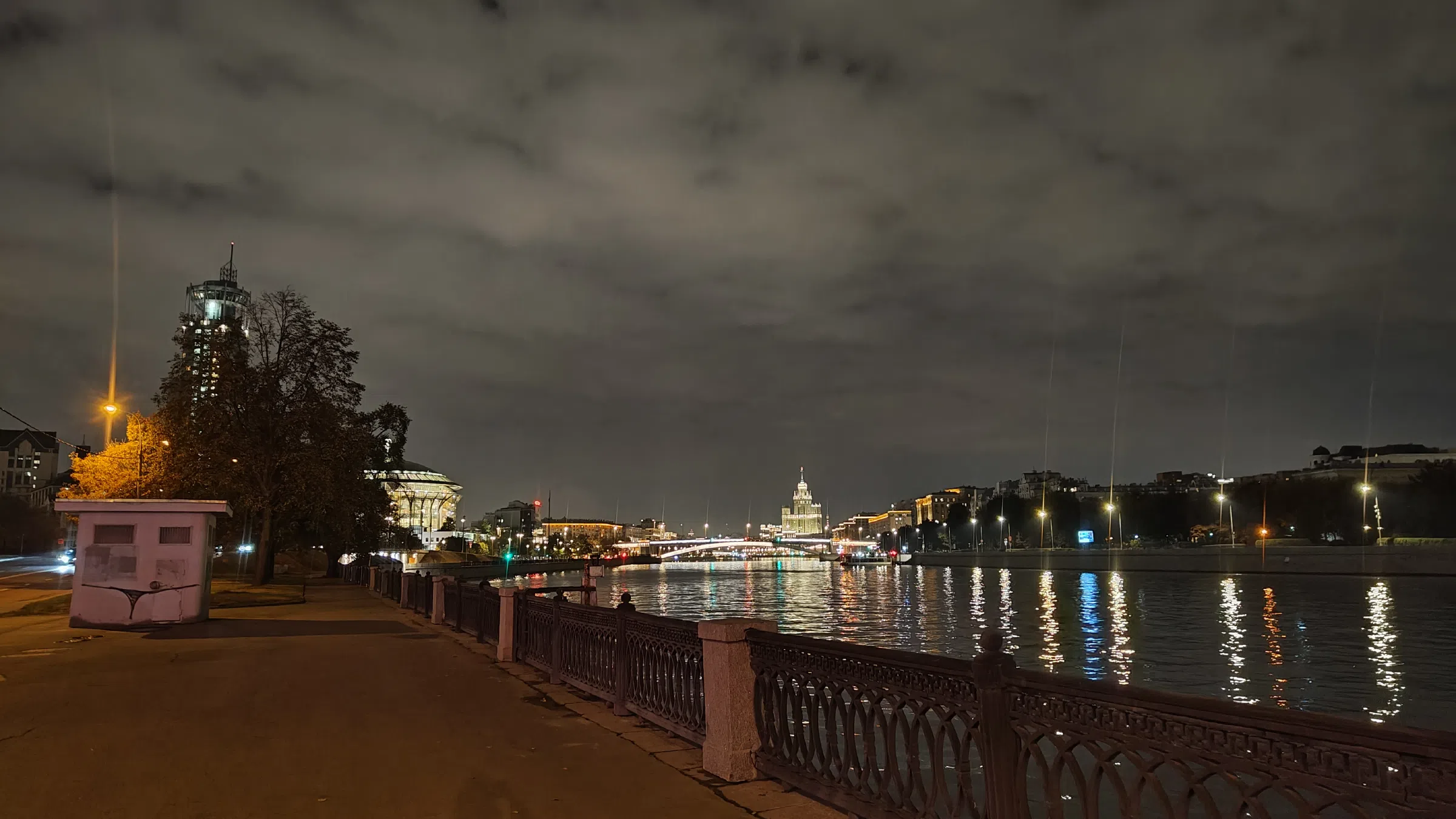 Набережная с панорамой города, фото 10