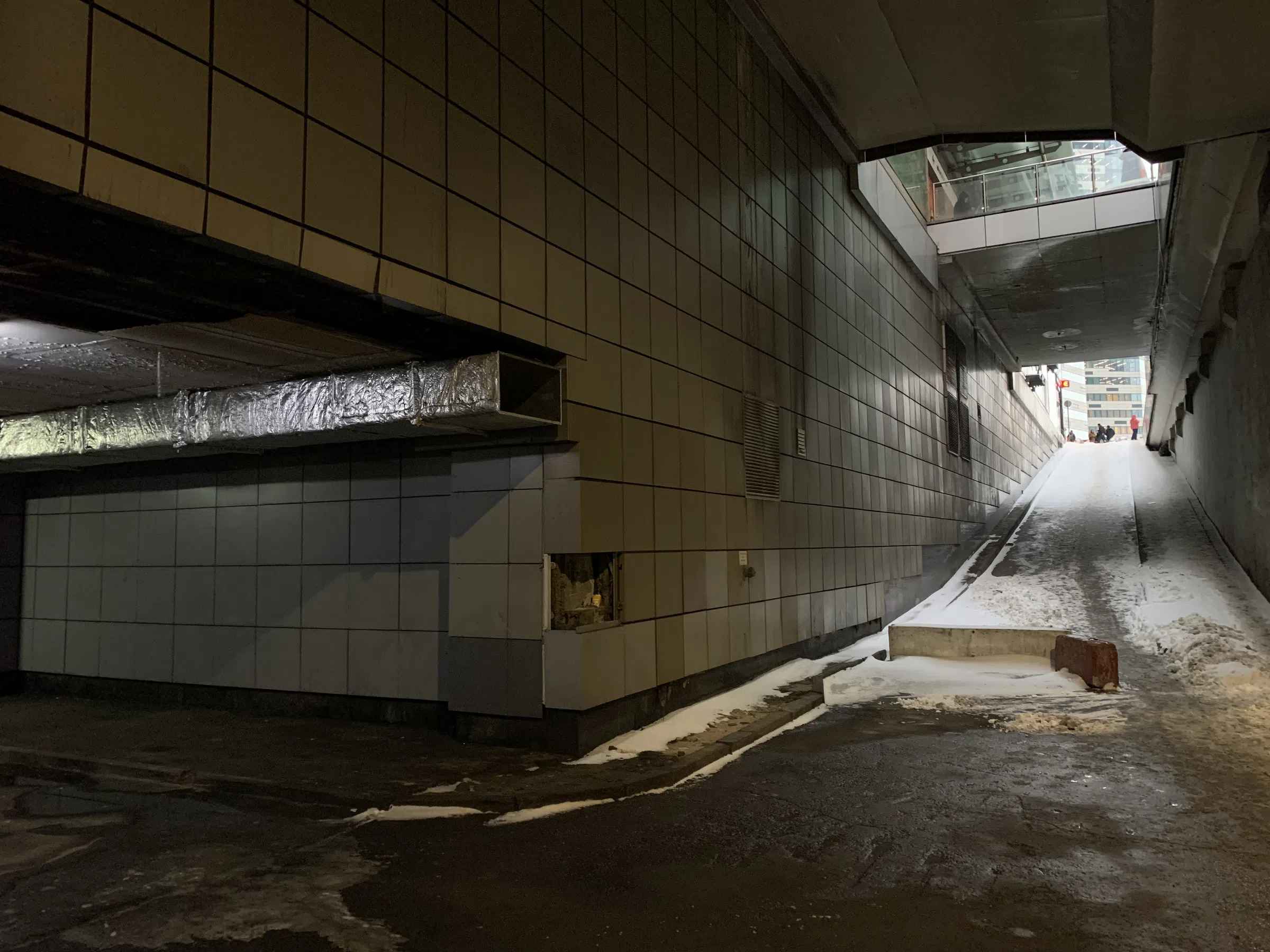 Мрачная подземная парковка, фото 12