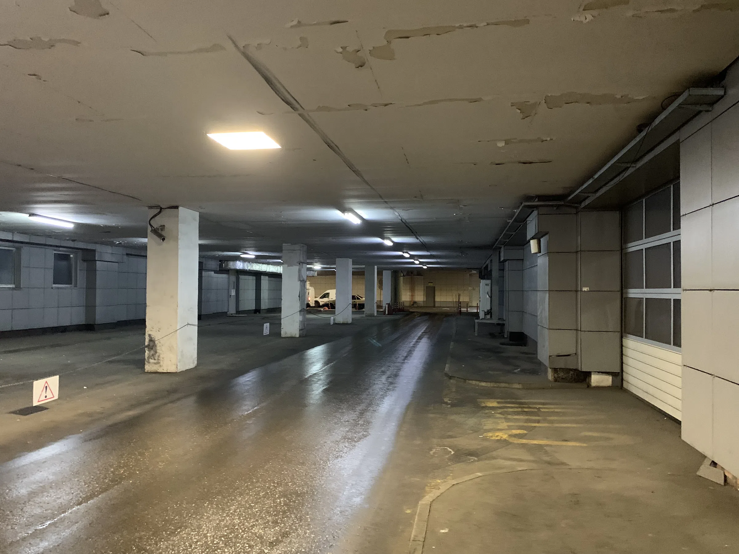 Мрачная подземная парковка, фото 15