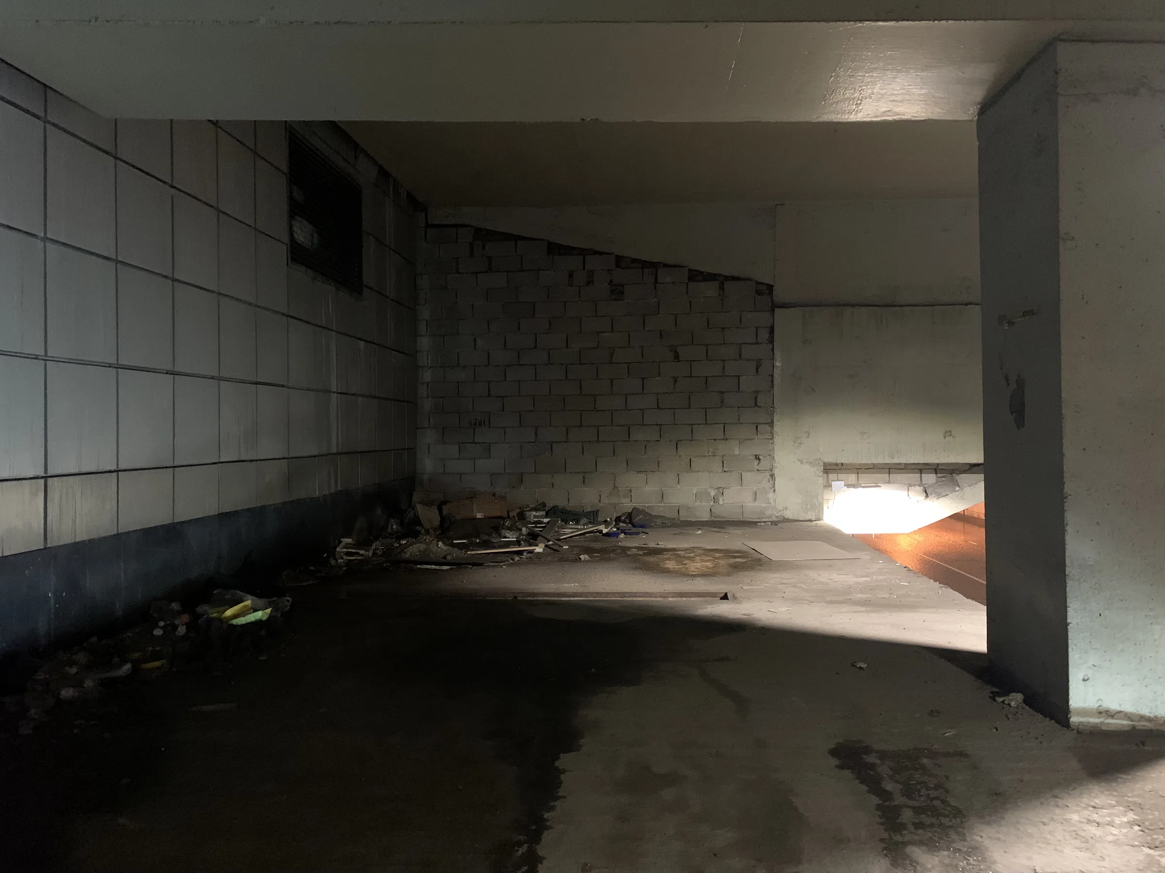 Мрачная подземная парковка, фото 4