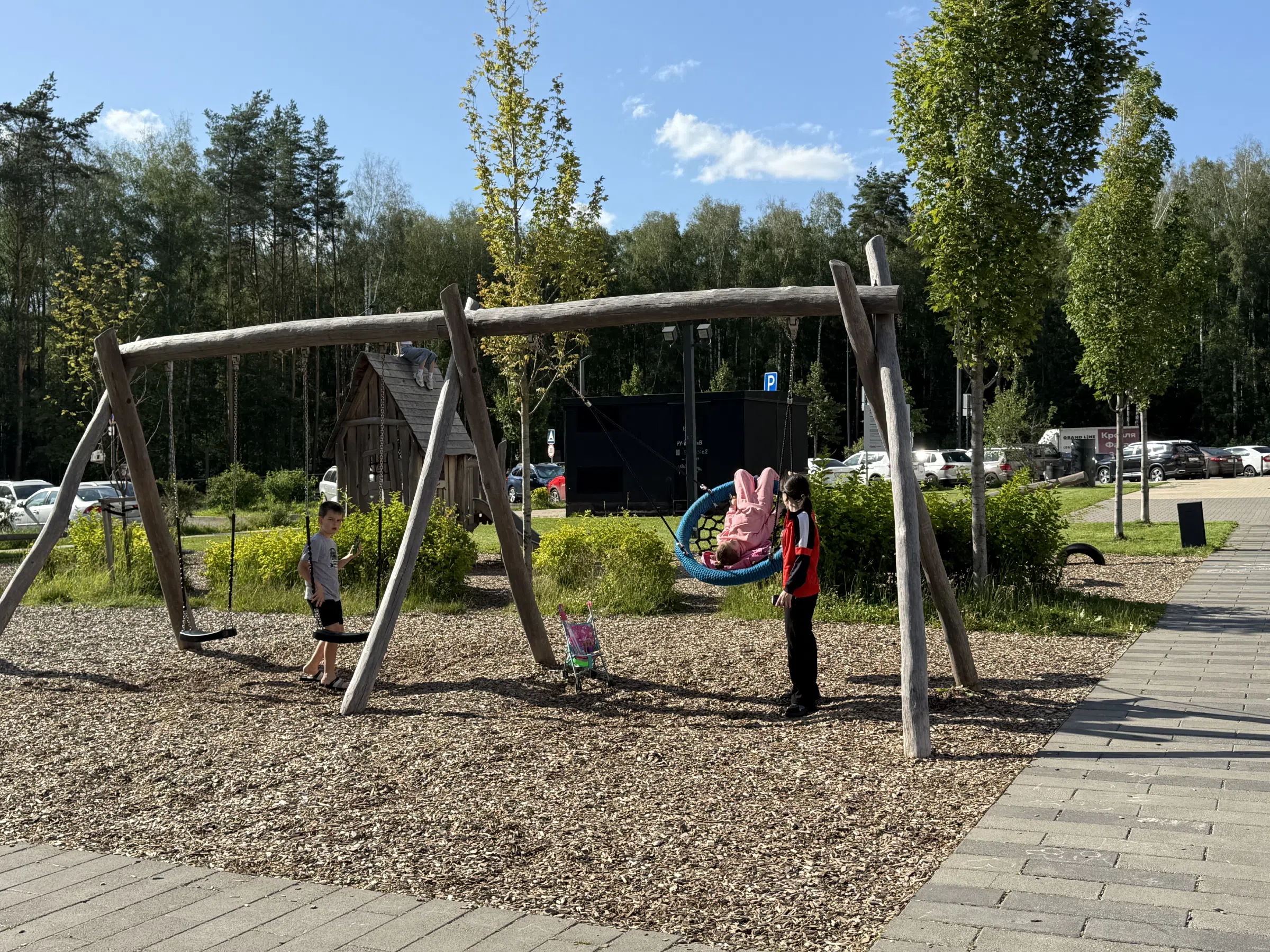 Современный парк с горкой, фото 20