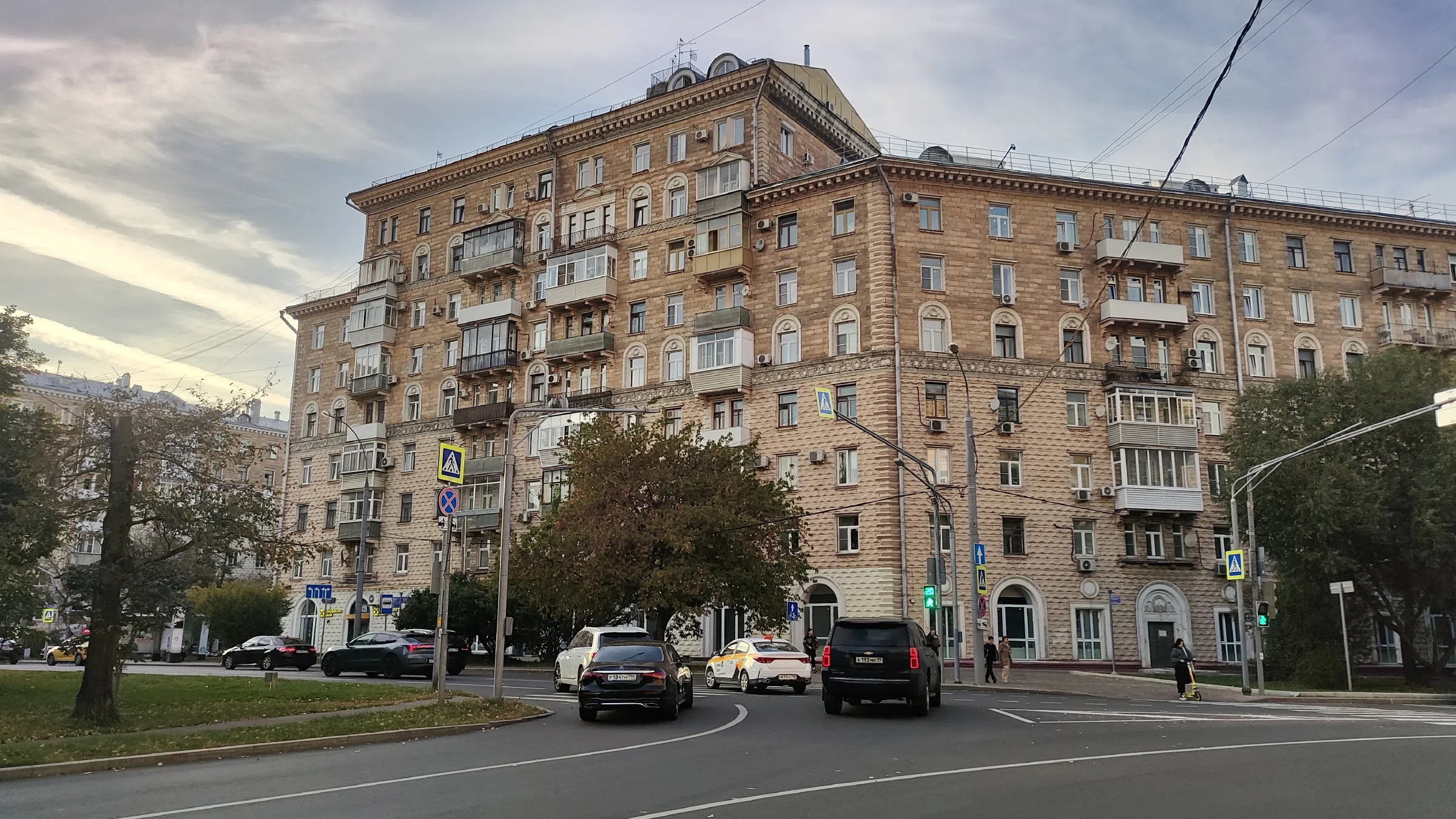Сталинка на перекрёстке, фото 1