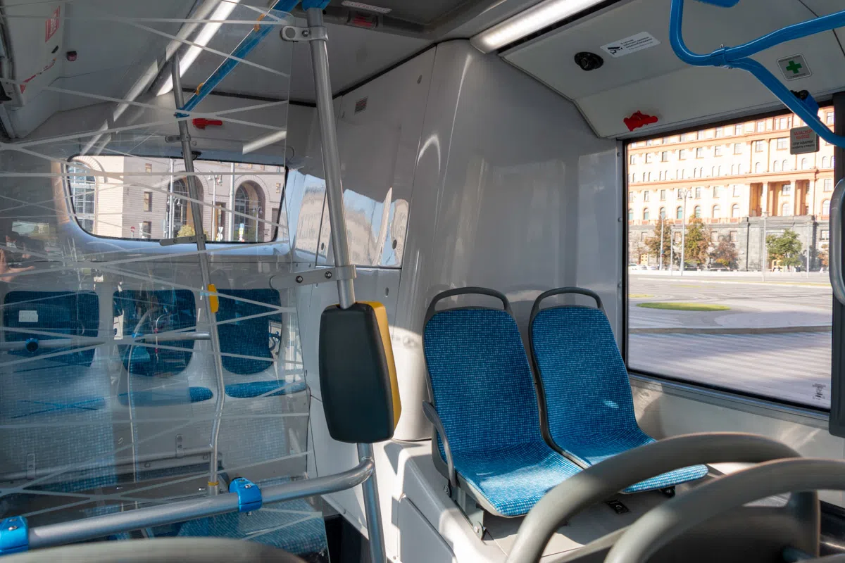Современный автобус с синими сиденьями, фото 5