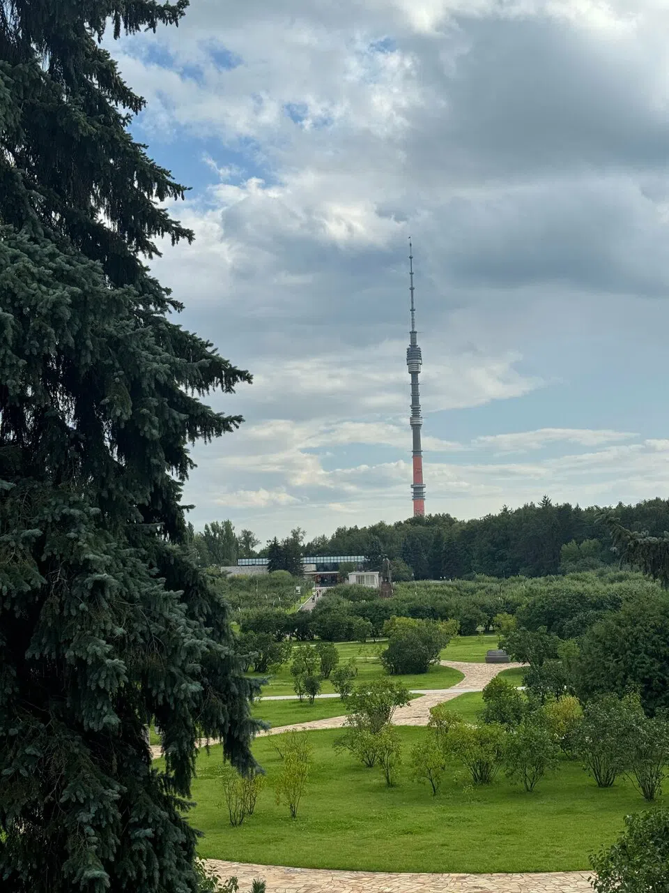 Парк с прудом и башней, фото 1