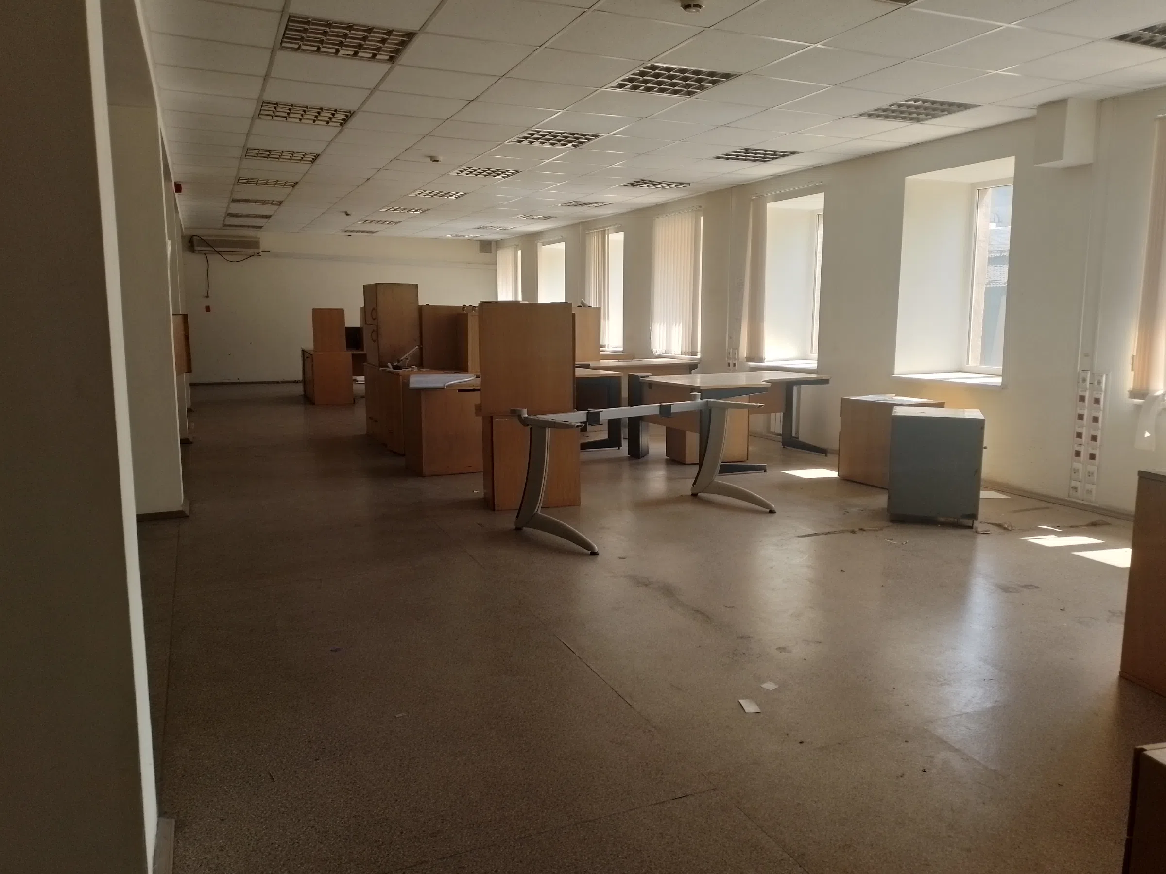 Пустой офис со столами, фото 4