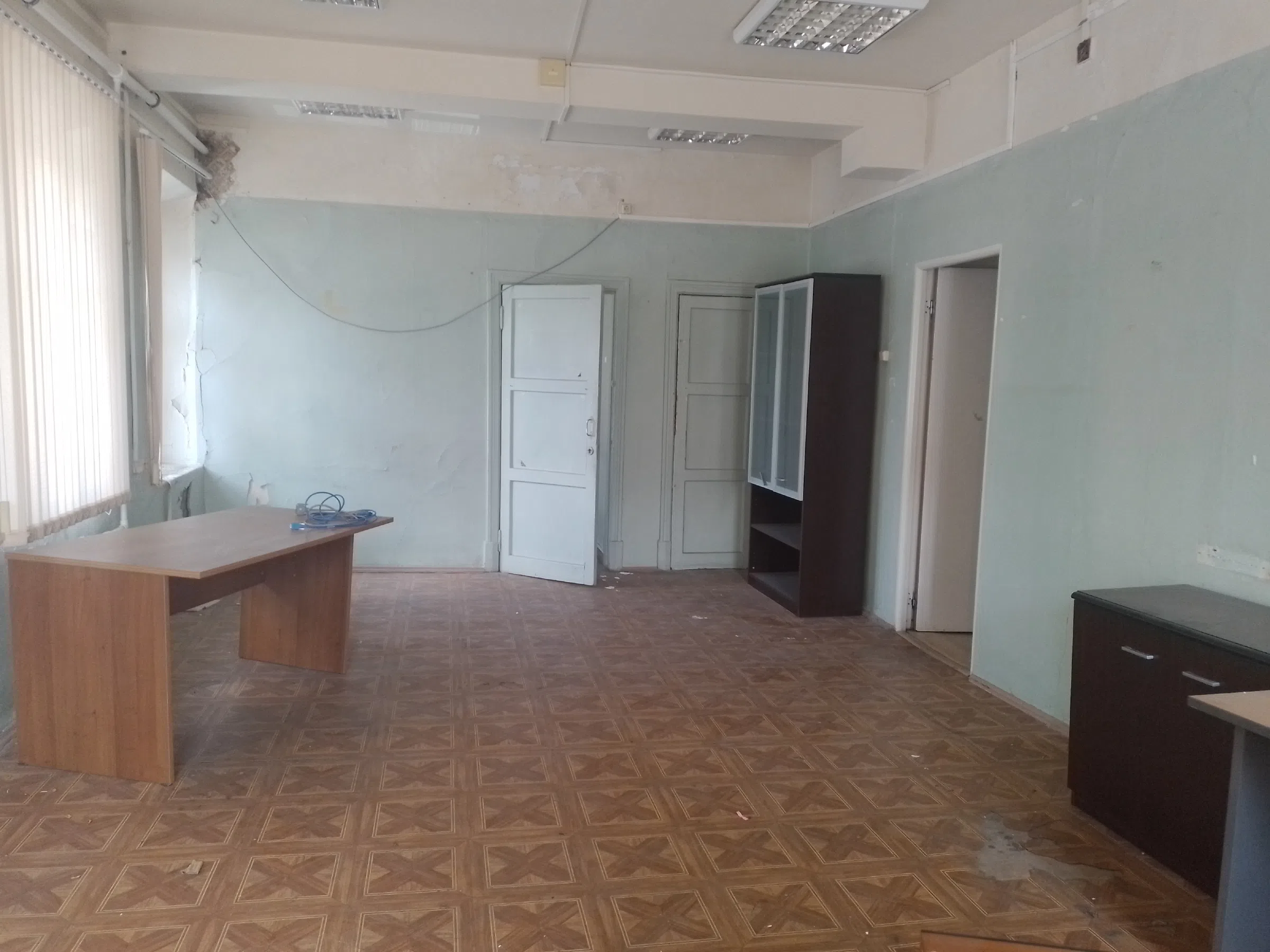 Пустой офис со столами, фото 12