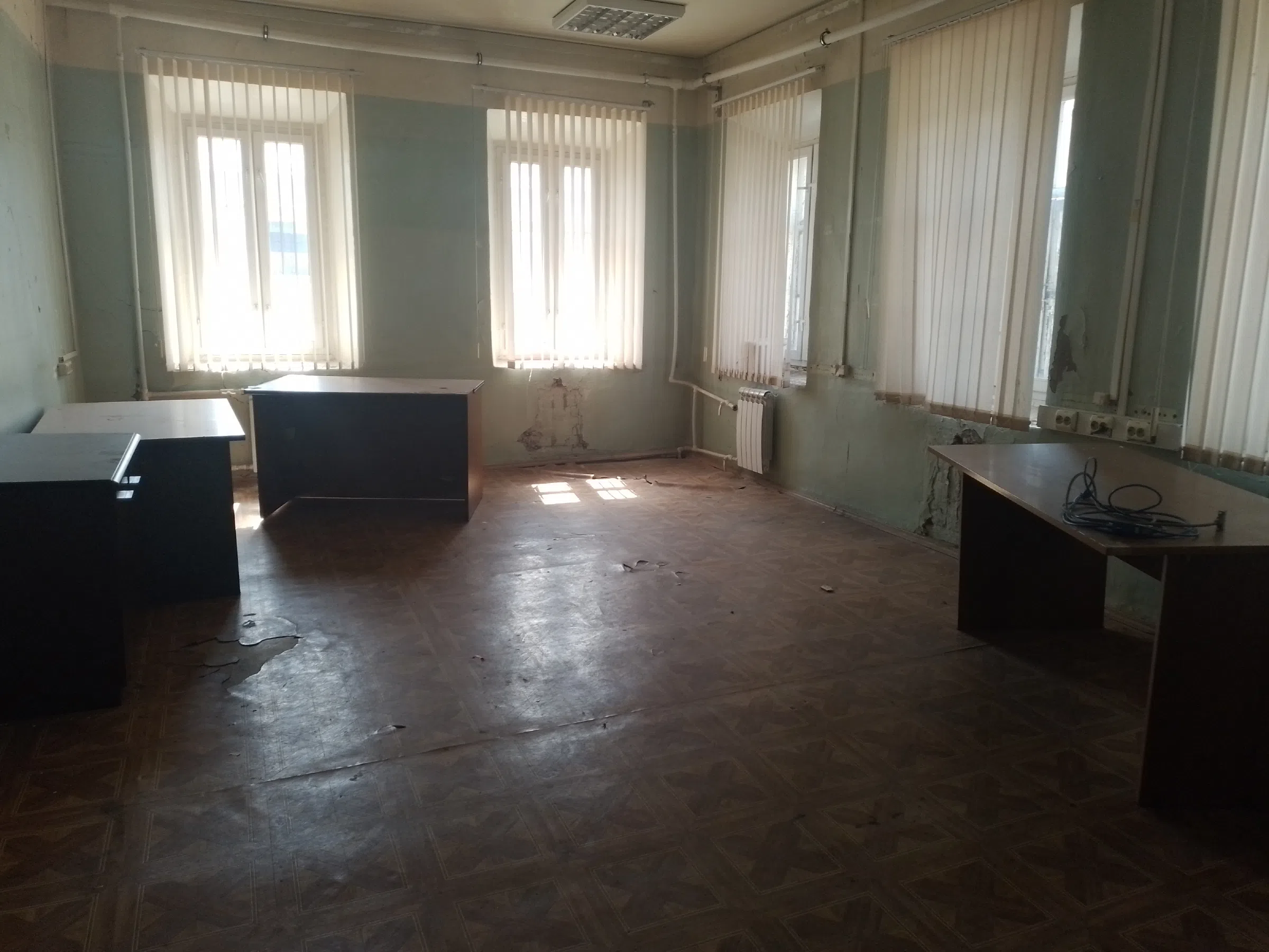 Пустой офис со столами, фото 13