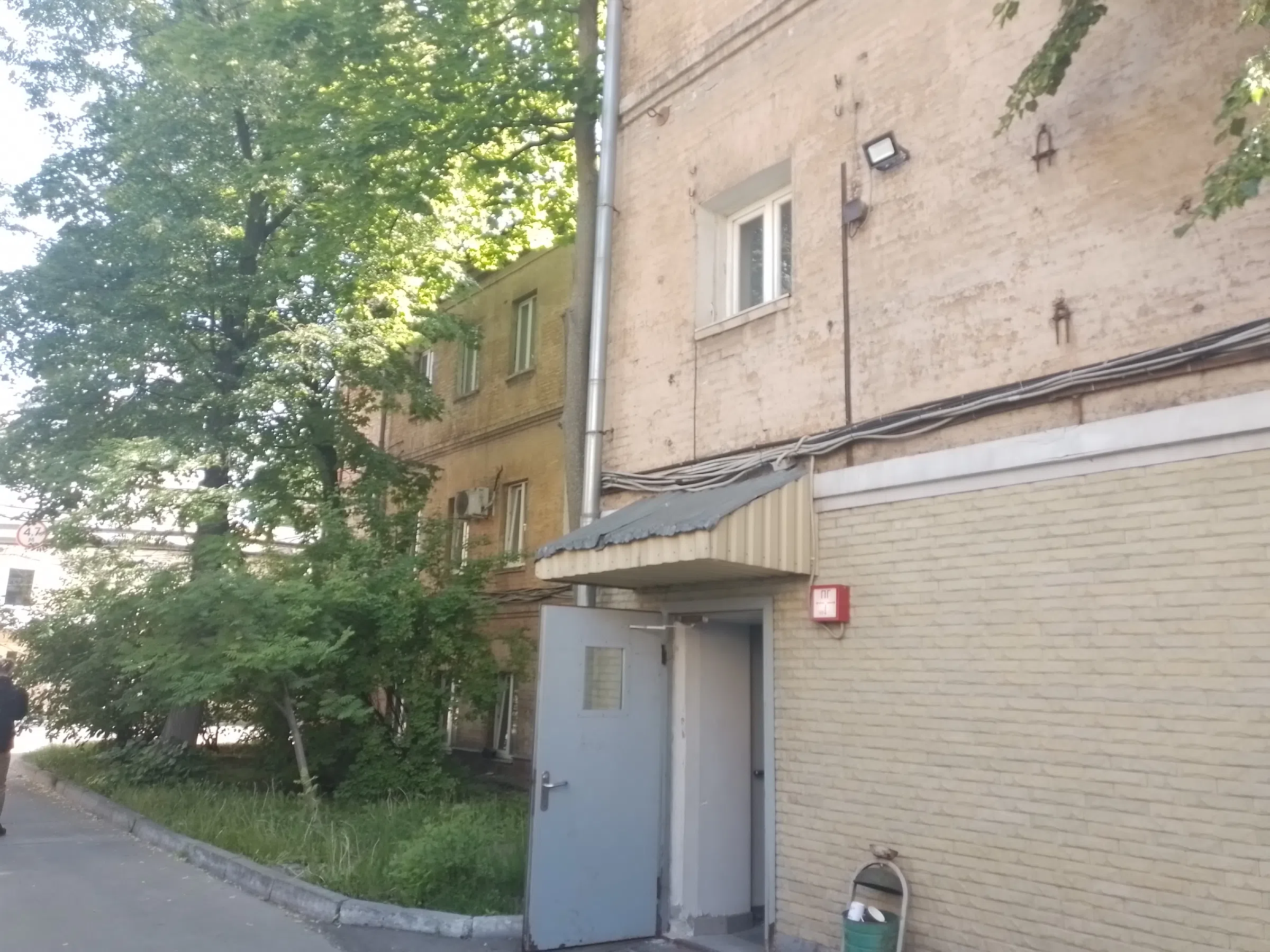 Пустой офис со столами, фото 1