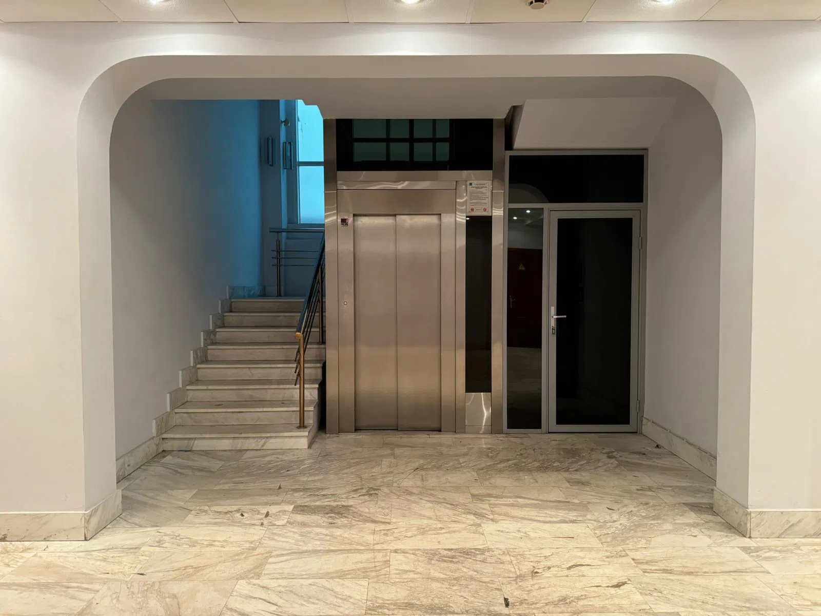 Бирюзовый офис с турникетом, фото 1