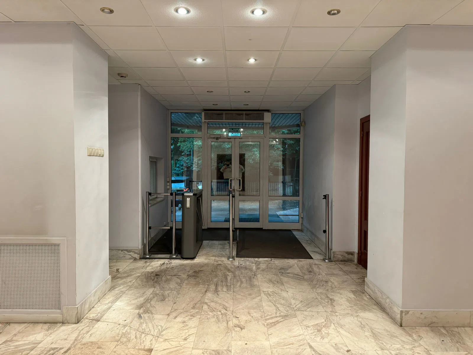 Бирюзовый офис с турникетом, фото 4
