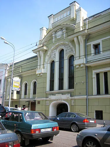 Здание с арками и башнями, фото 1