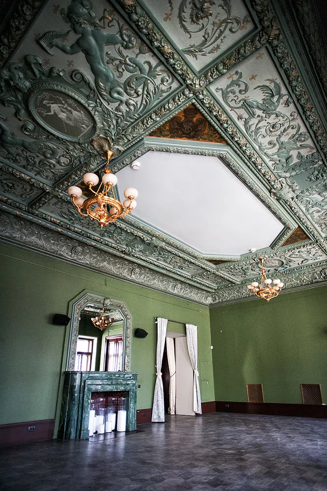 Здание с арками и башнями, фото 18
