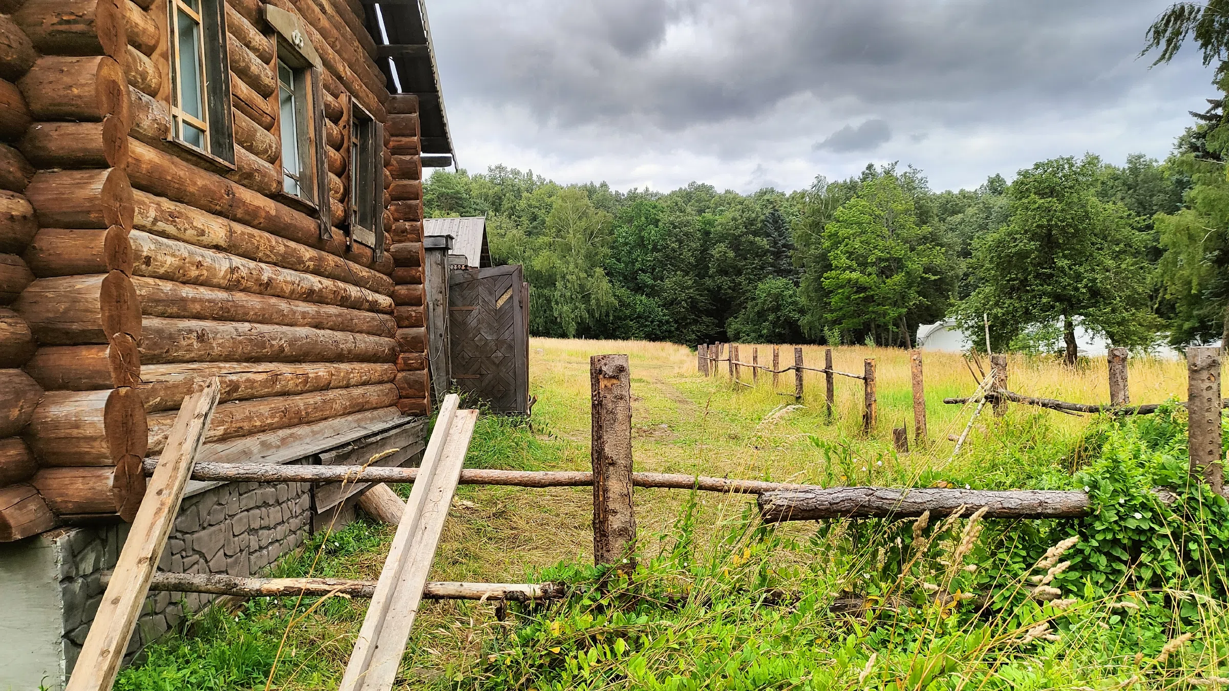 Деревенская изба с дровами, фото 24