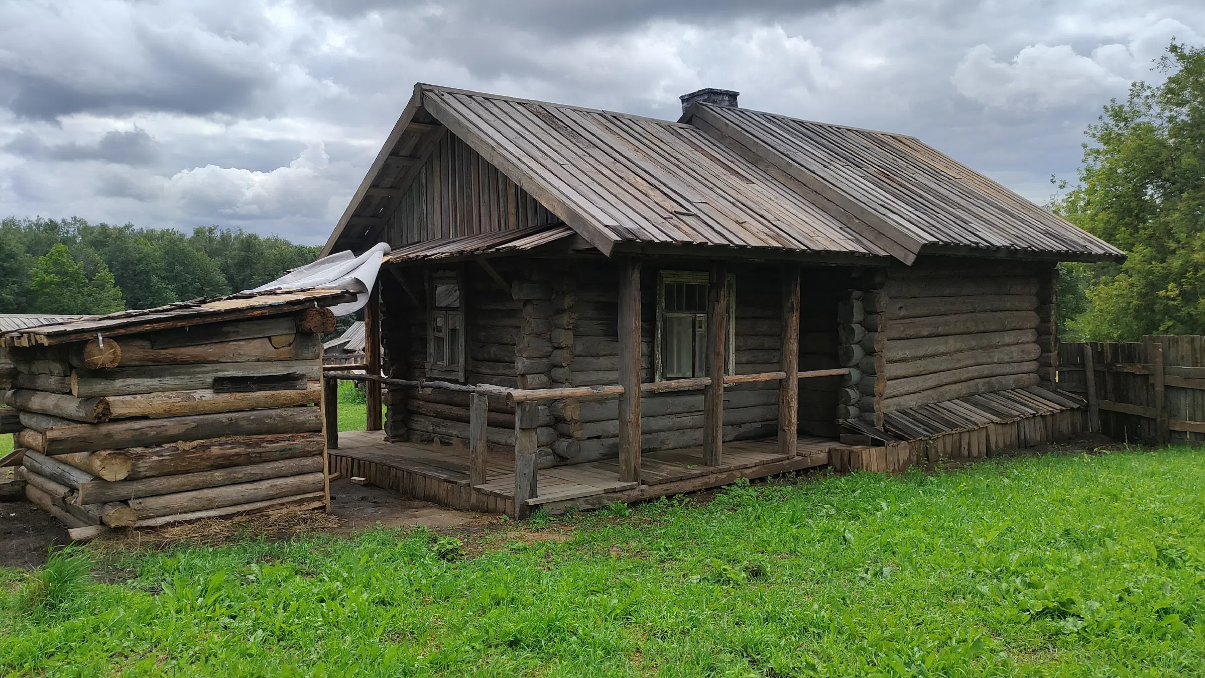 Деревенская изба с дровами, фото 9